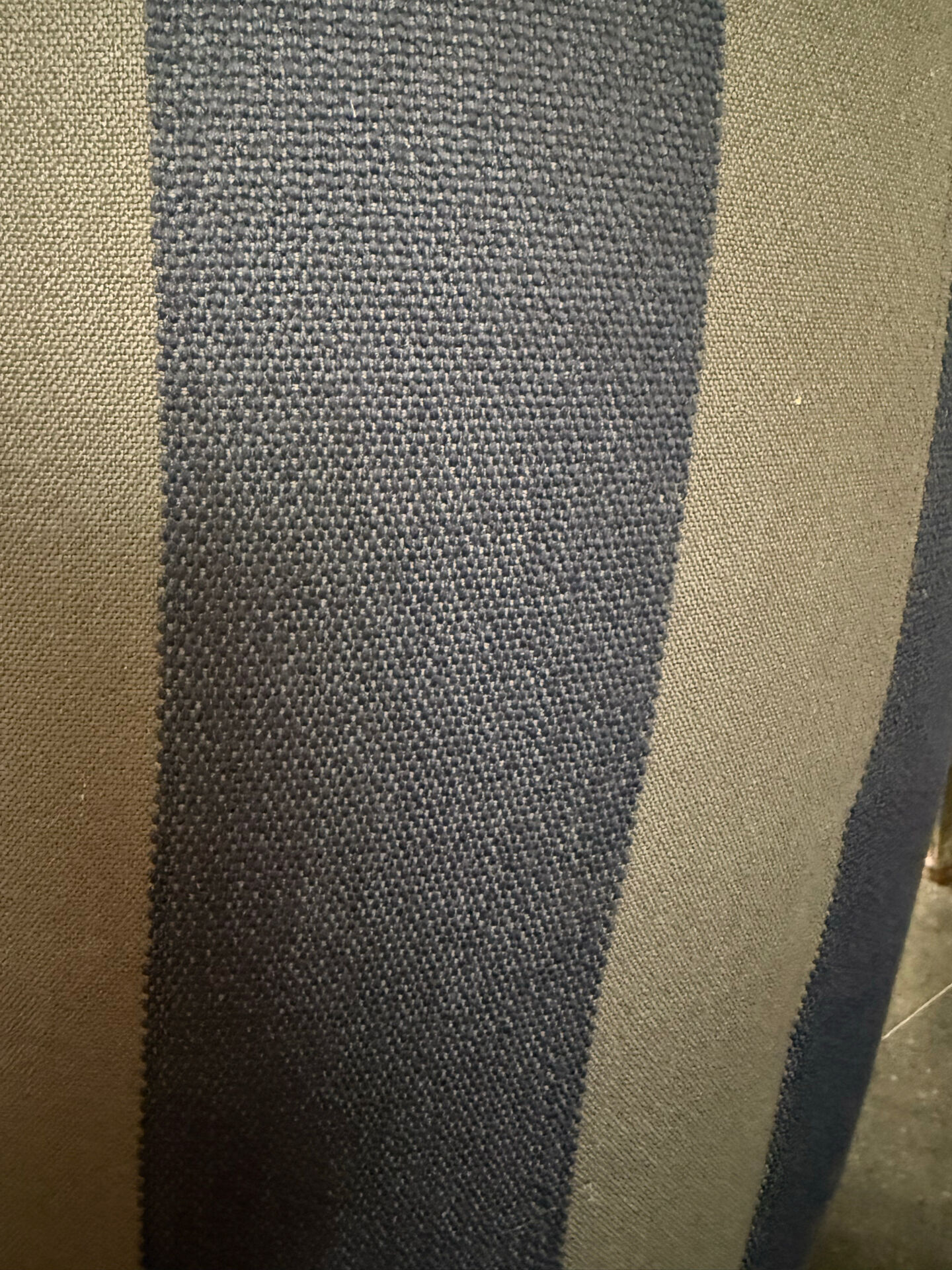 Fauteuil GUBI Swift – Commande spéciale en tissu Kvadrat x Raf Simons