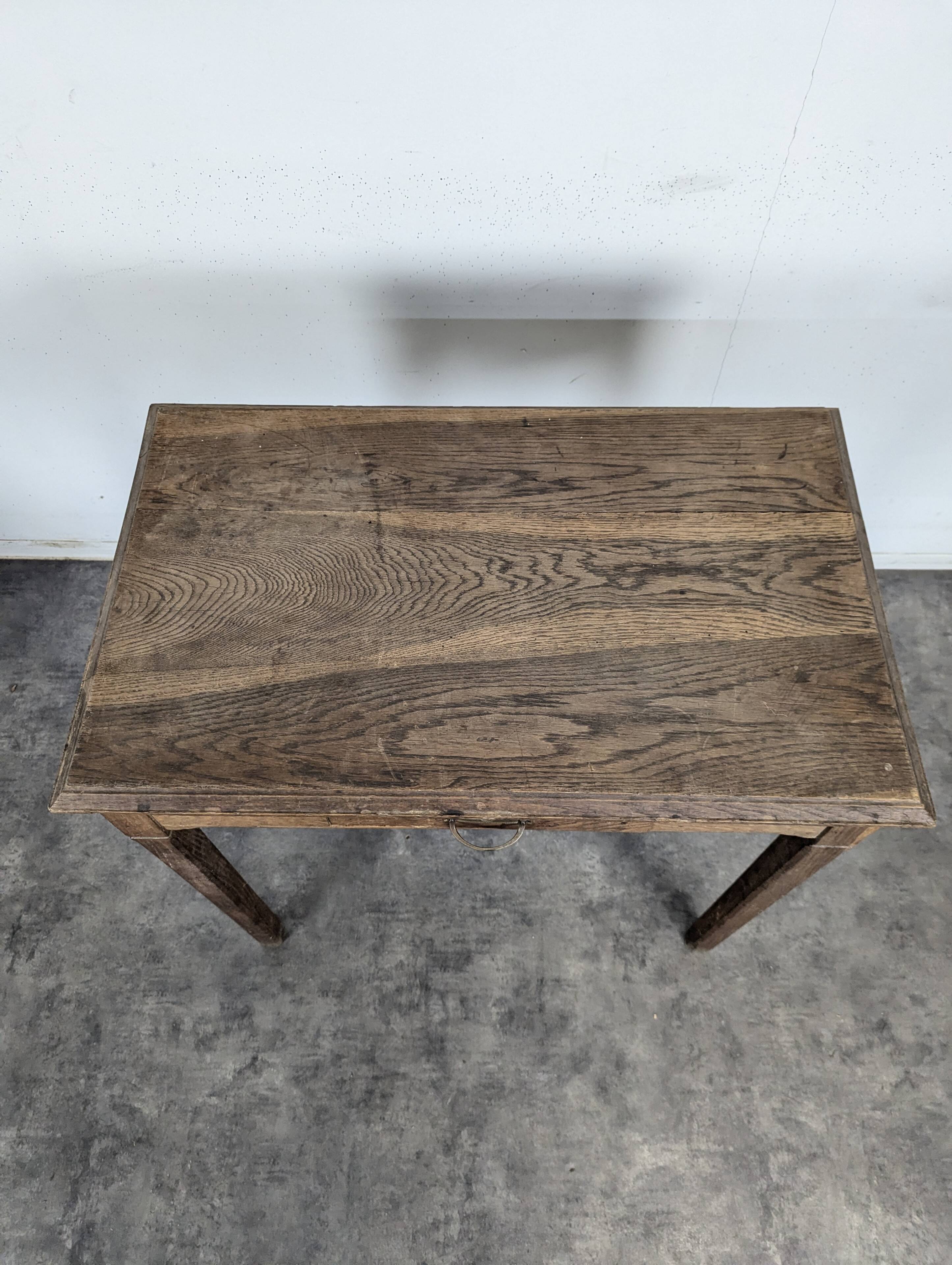 Small oak side table with one drawer, 19th-century tapered legs.