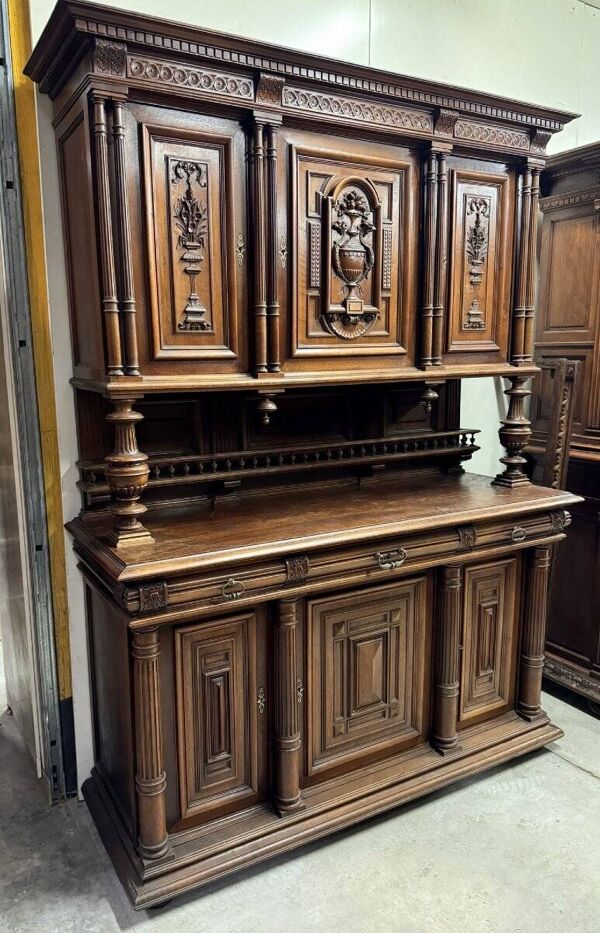 Buffet à deux corps style Renaissance en noyer