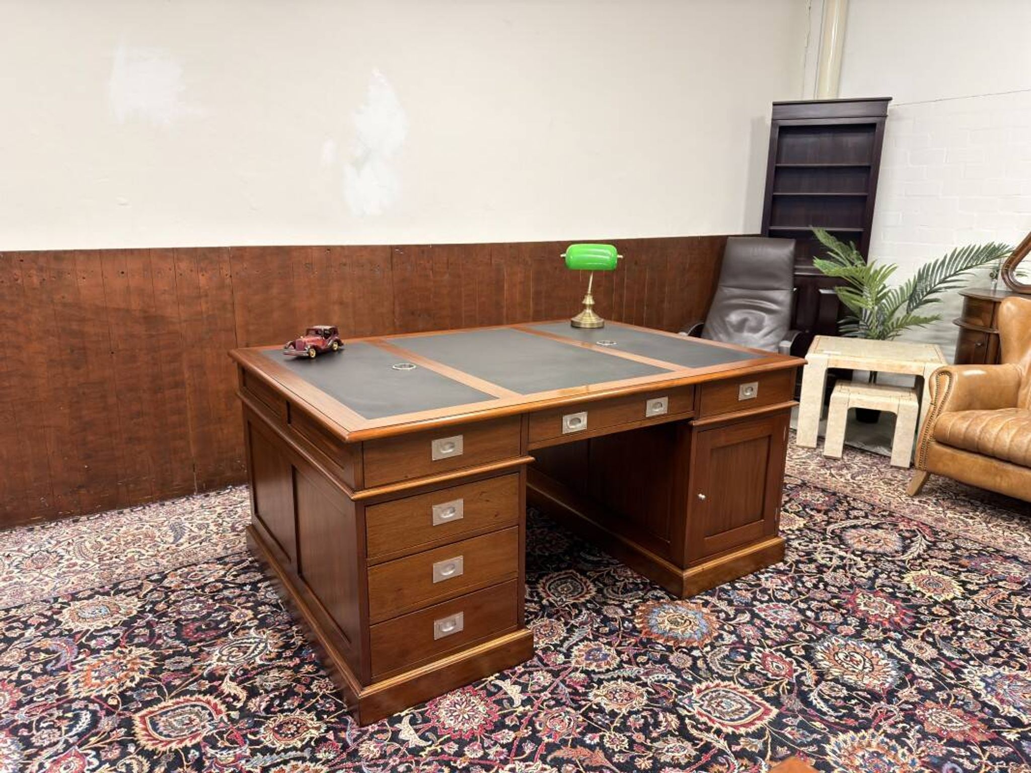 Large Classic English Chesterfield Desk Partnerdesk