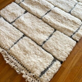 Tapis berbère à carré en reliefs blanc et noir béni ouarain