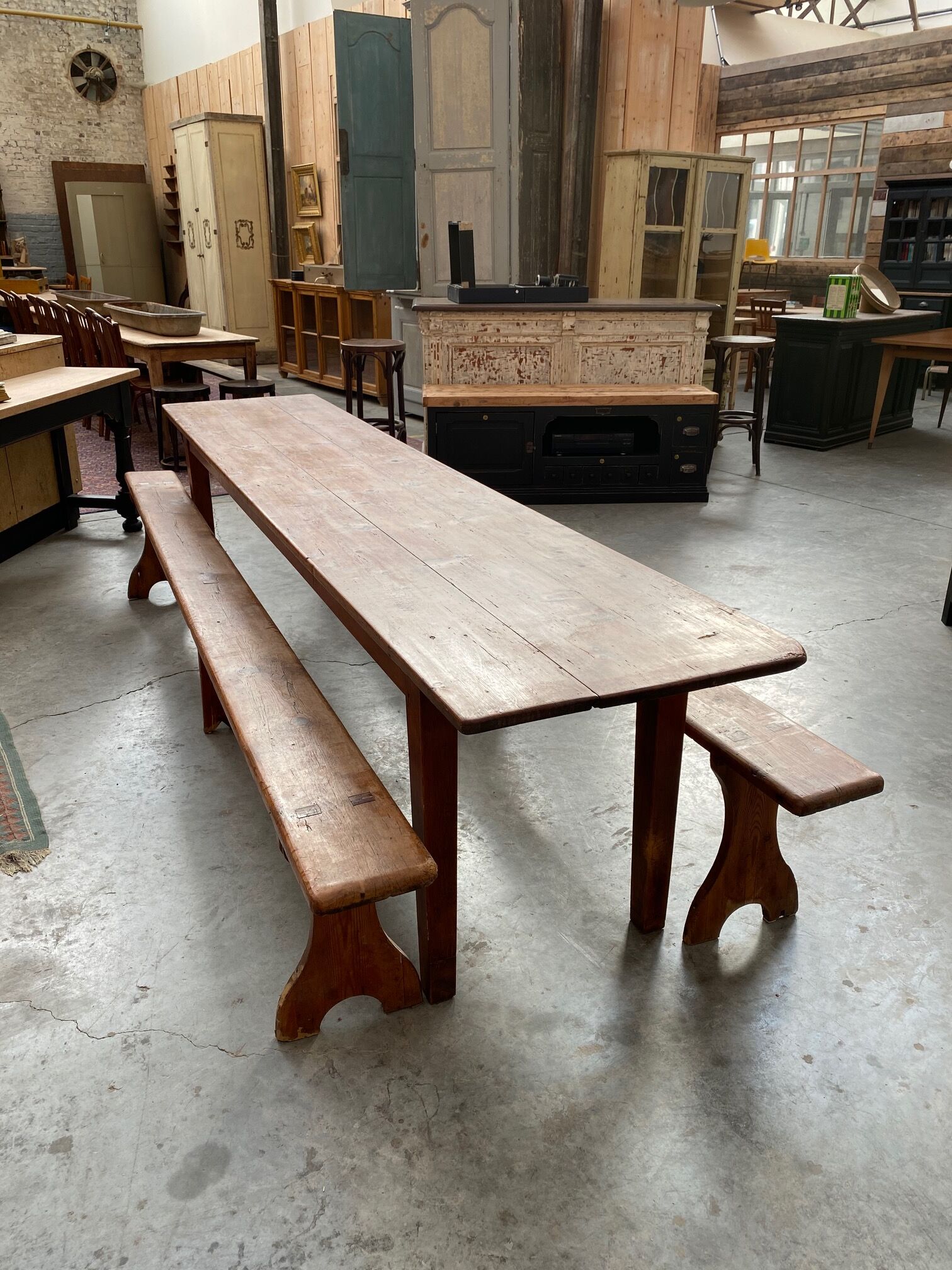 Table de brasserie et ses 2 bancs