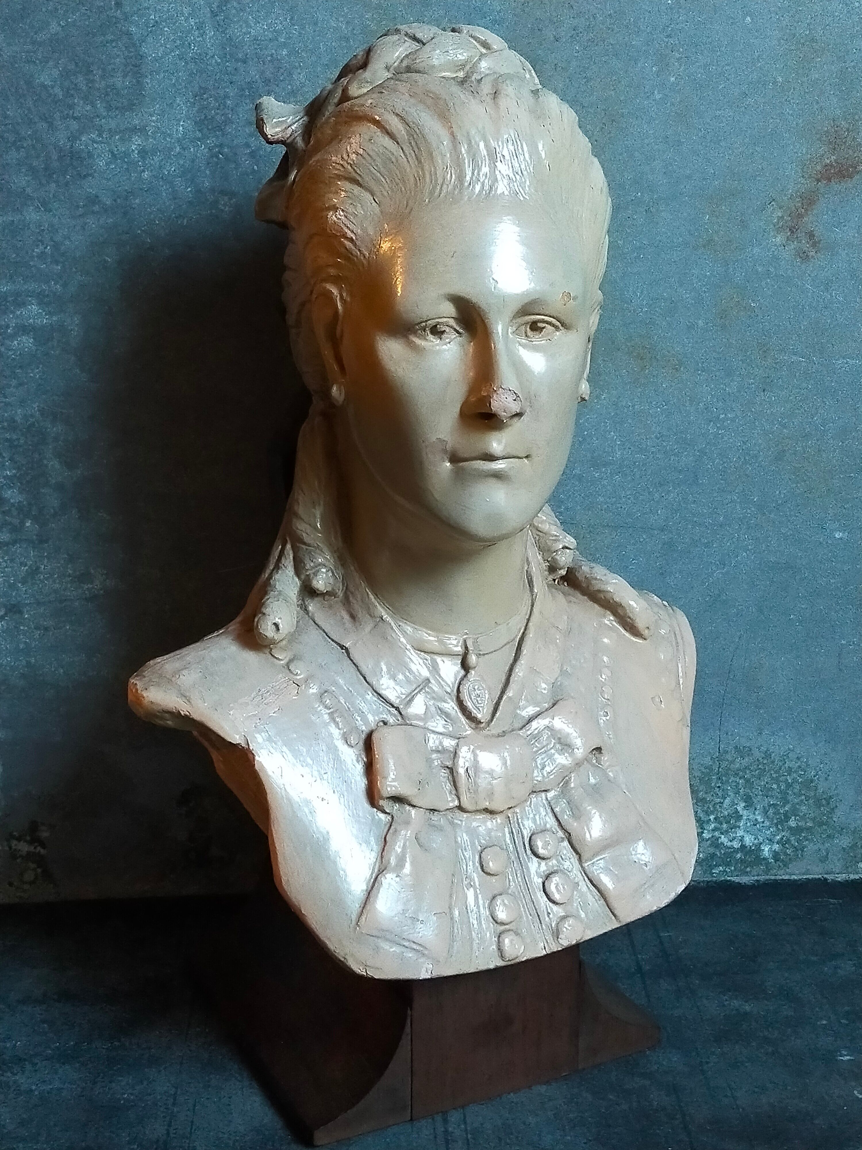 Bust of a woman "the elegant"XIXth in painted plaster signed on its solid wood base