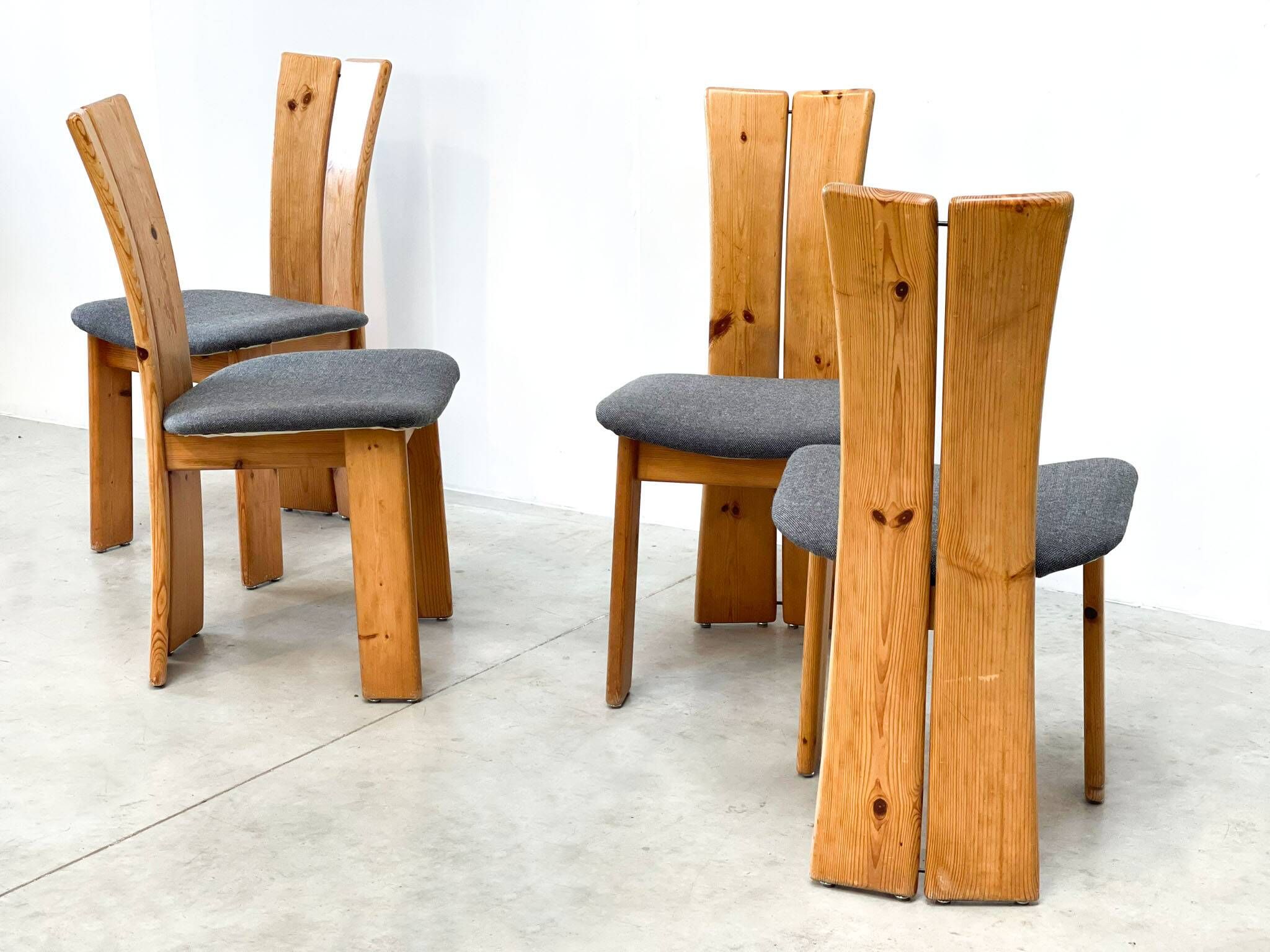 Ensemble de quatre chaises sculpturales brutalistes en chêne