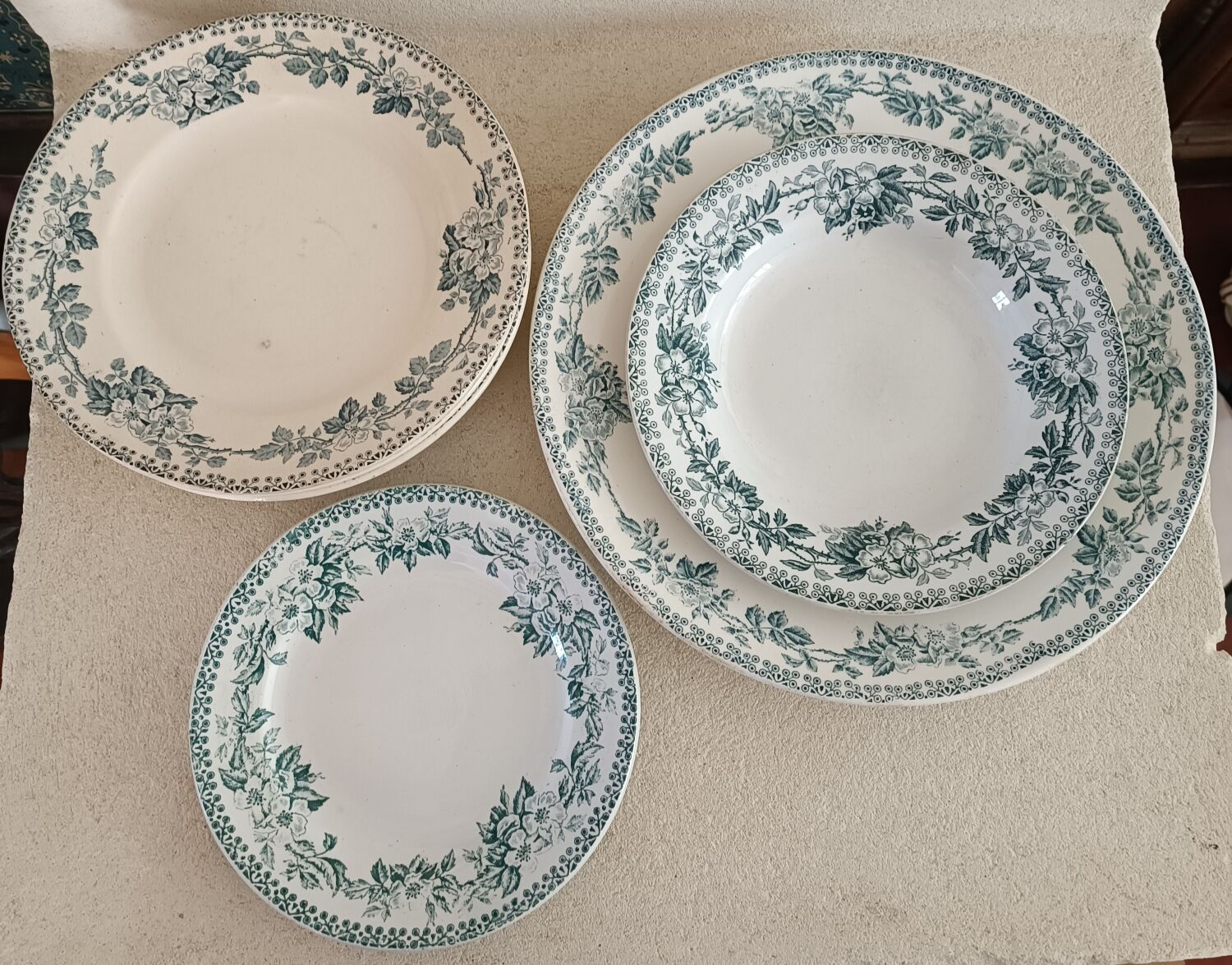 7 plates and a hollow dish model Guadeloupe Saint Amand
