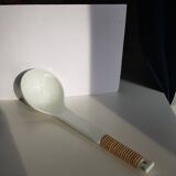 Louche de service à soupe en céramique blanche vintage