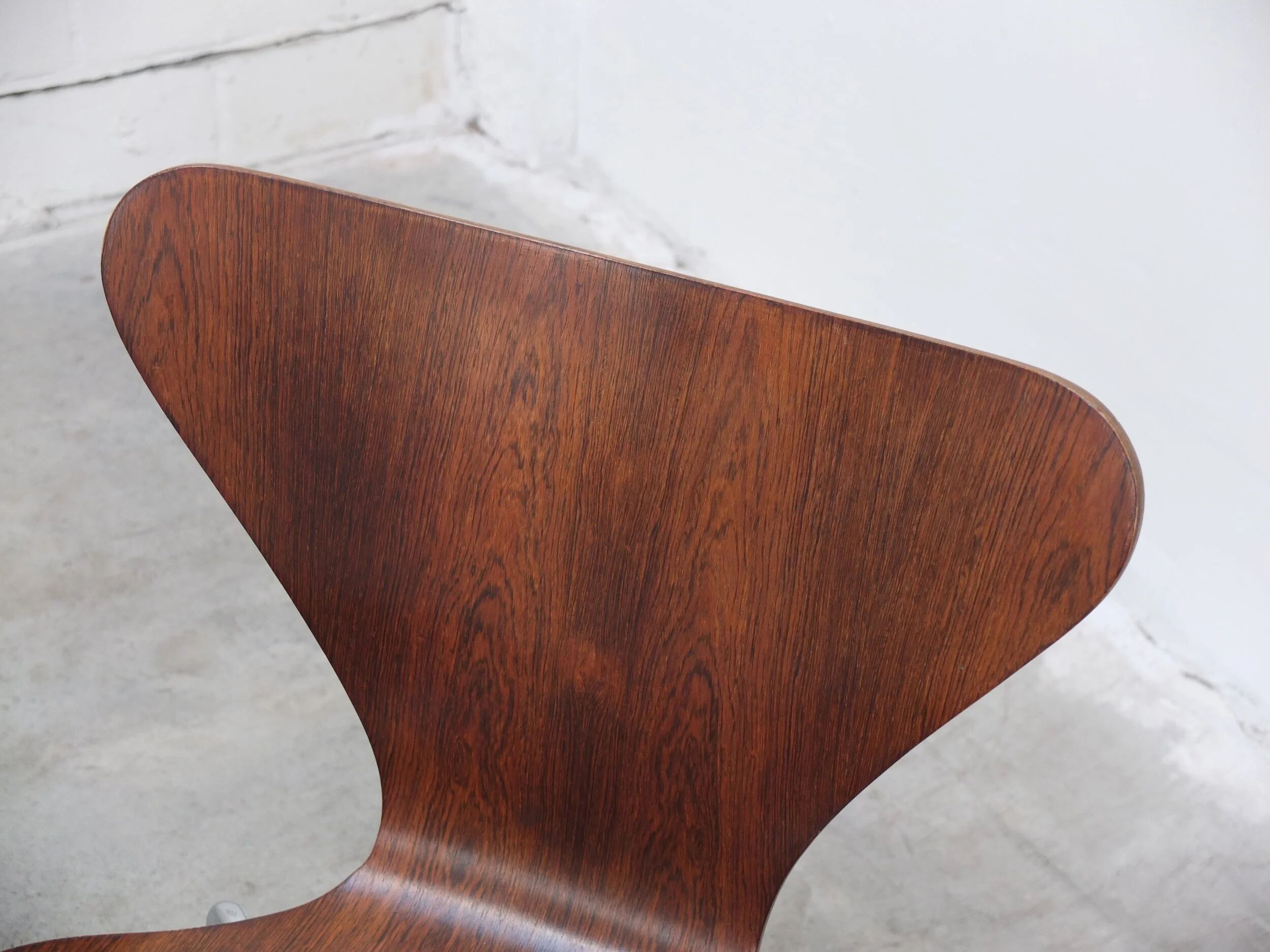 Pair of 'Series 7' chairs in rosewood by Arne Jacobsen for Fritz Hansen, 1955