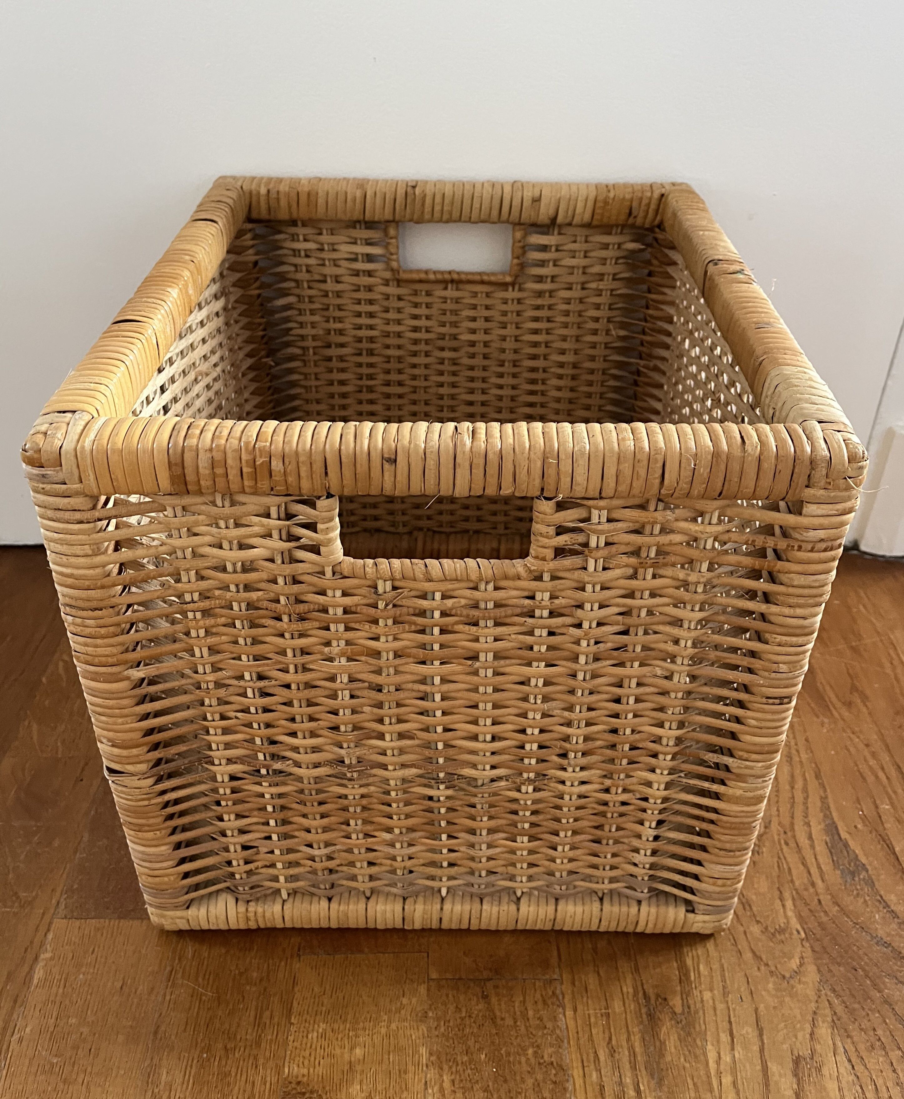 Square wicker box/basket
