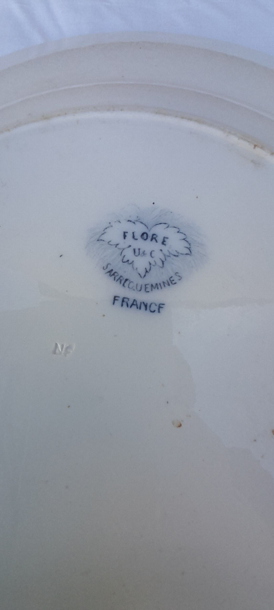 Round dish in earthenware U & C Sarreguemines Model Flora diam 32 cm