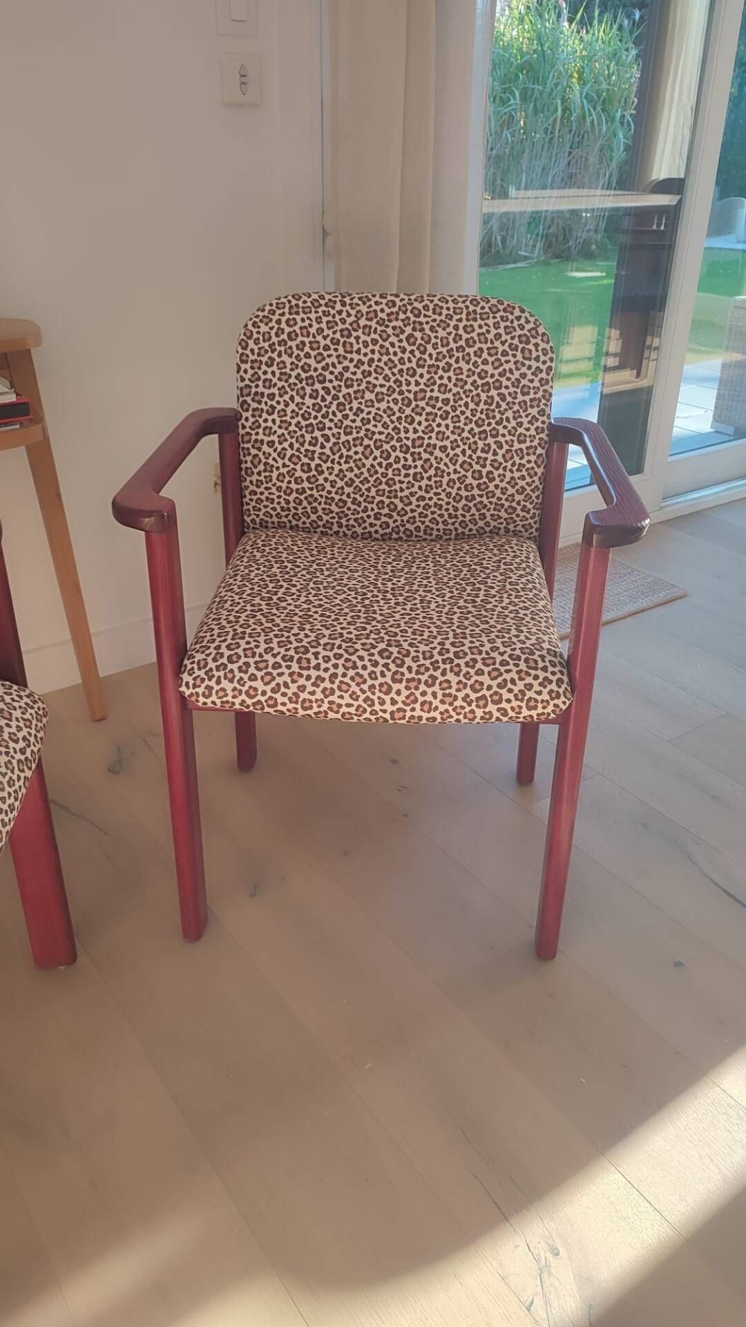 2 fauteuils léopard / bois massif bordeaux