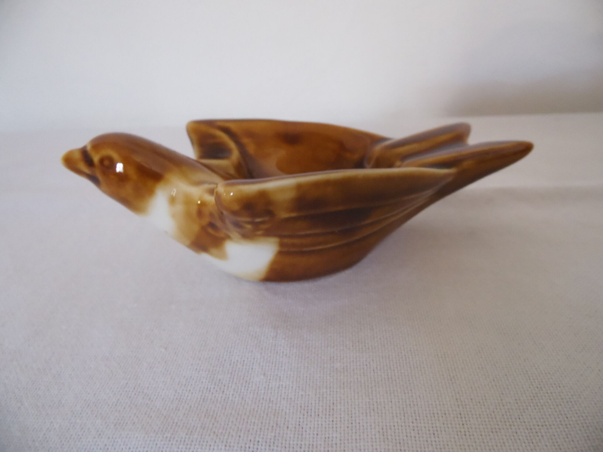 Empty pocket or ashtray model bird