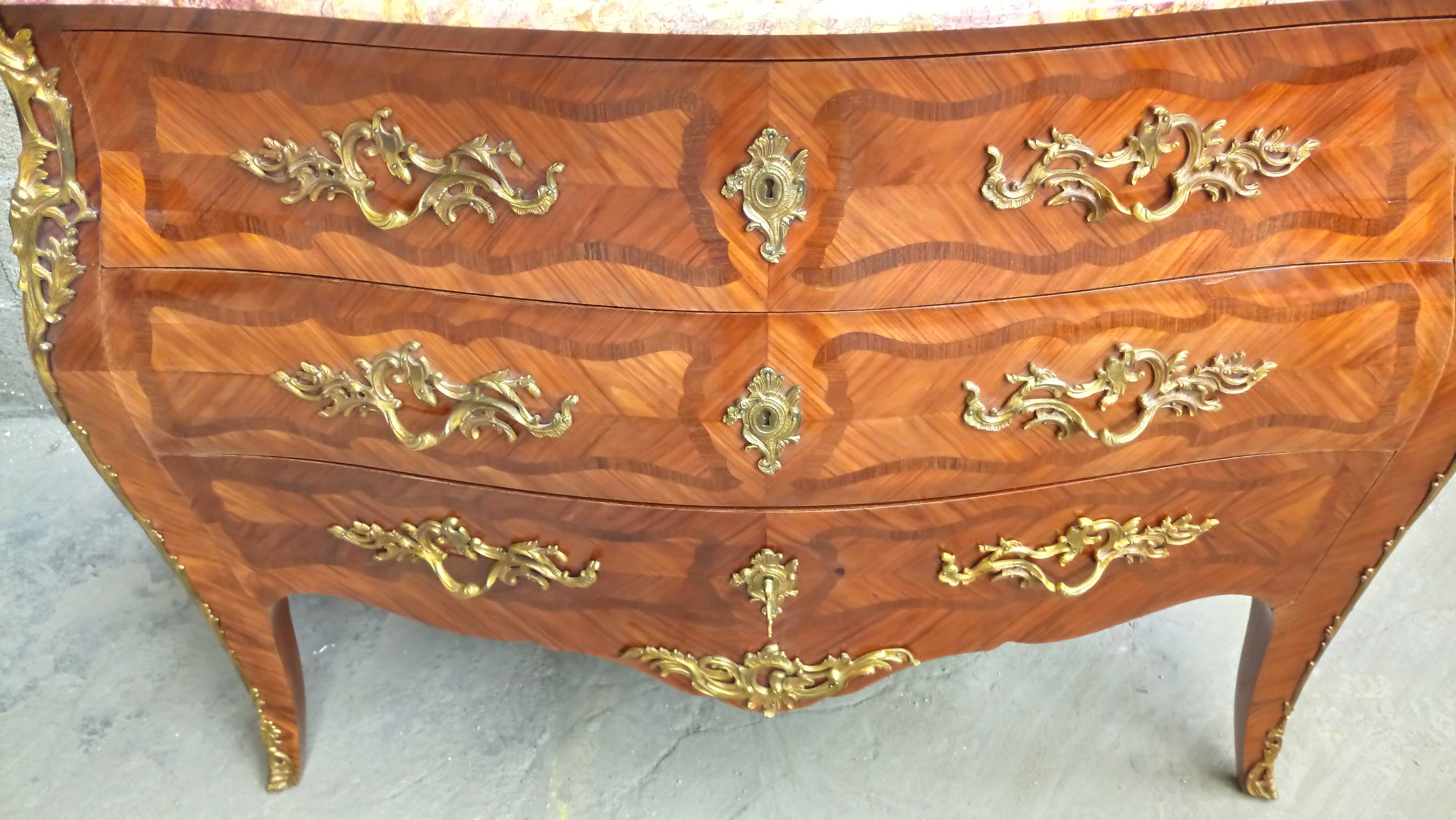 Commode tombeau en bois rose de style Louis XV dessus marbre