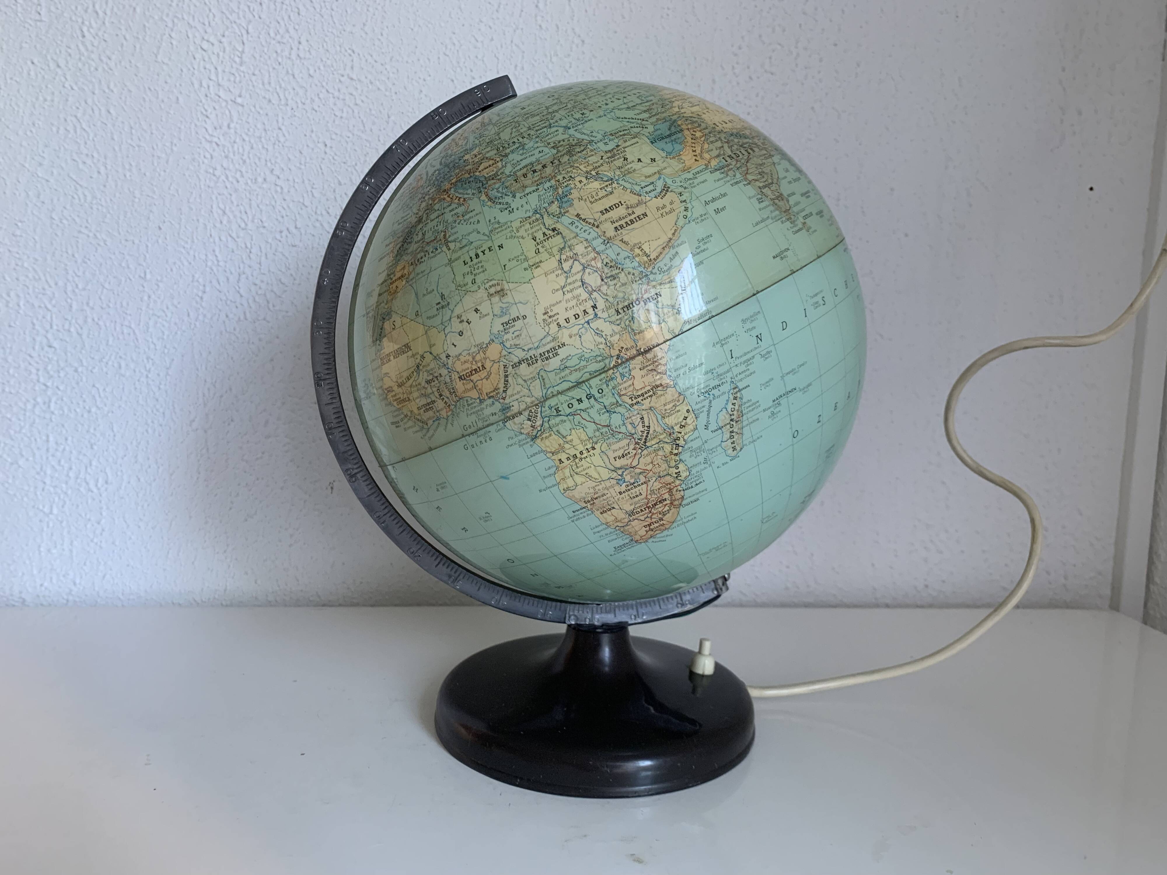 Vintage globe 1960 terrestrial lamp South-West Verlag Munich - 34 cm
