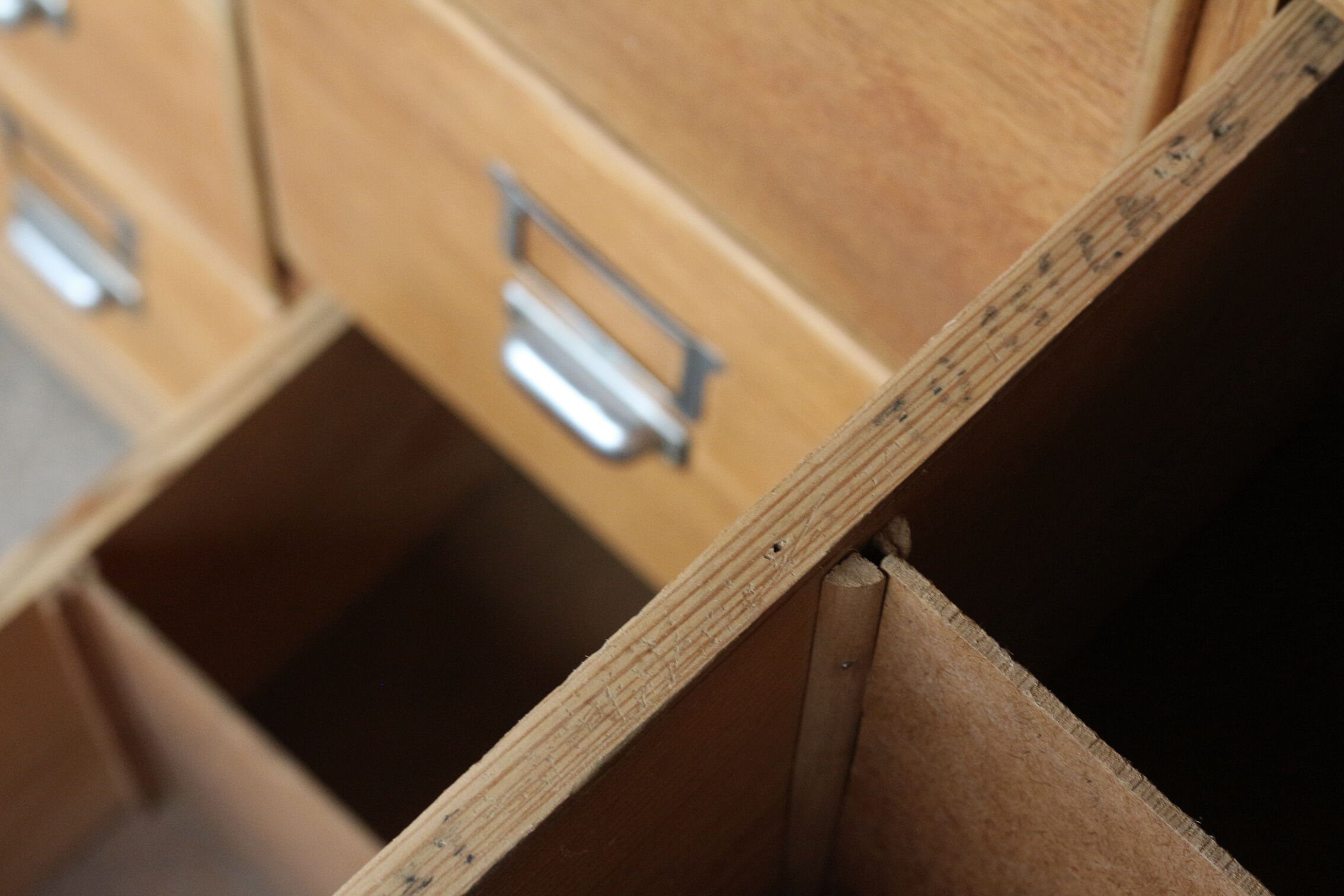 Furniture of trade: dresser of apothecary.
