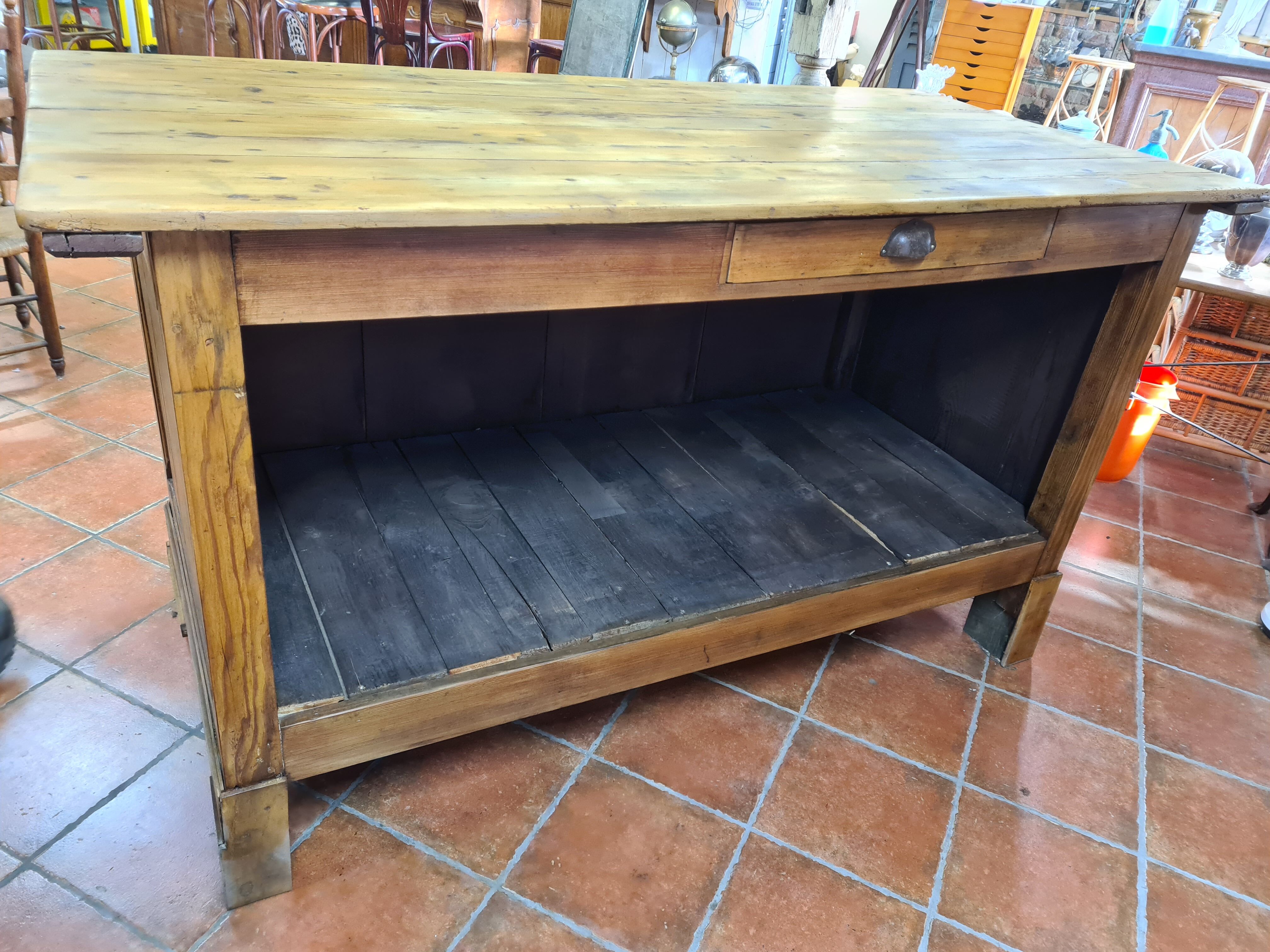 Comptoir de magasin en pitchpin