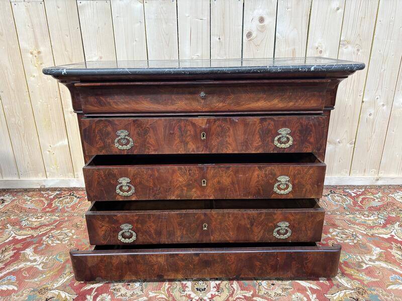 Commode époque restauration en placage d'acajou flammé