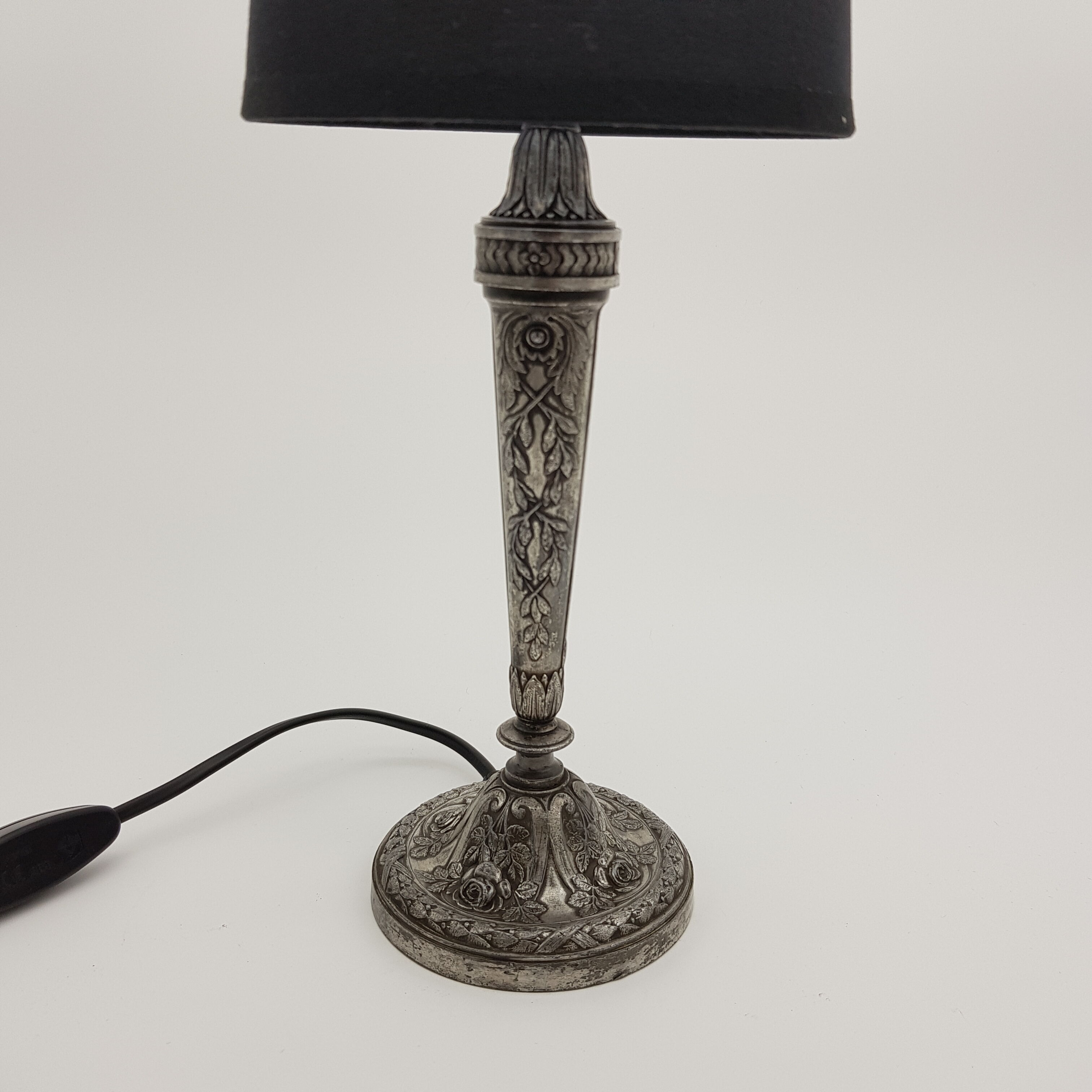 Bedside lamp in silver regulé rose decoration