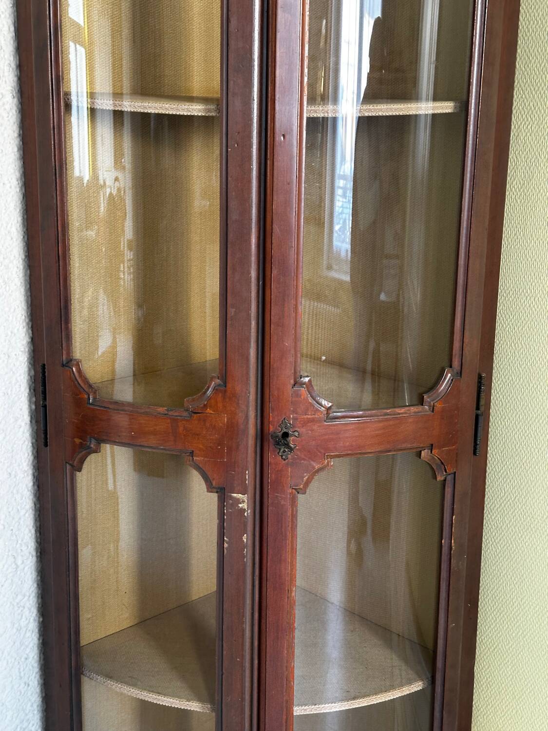 Corner display cabinet veneered in mahogany - Victorian - 20th century