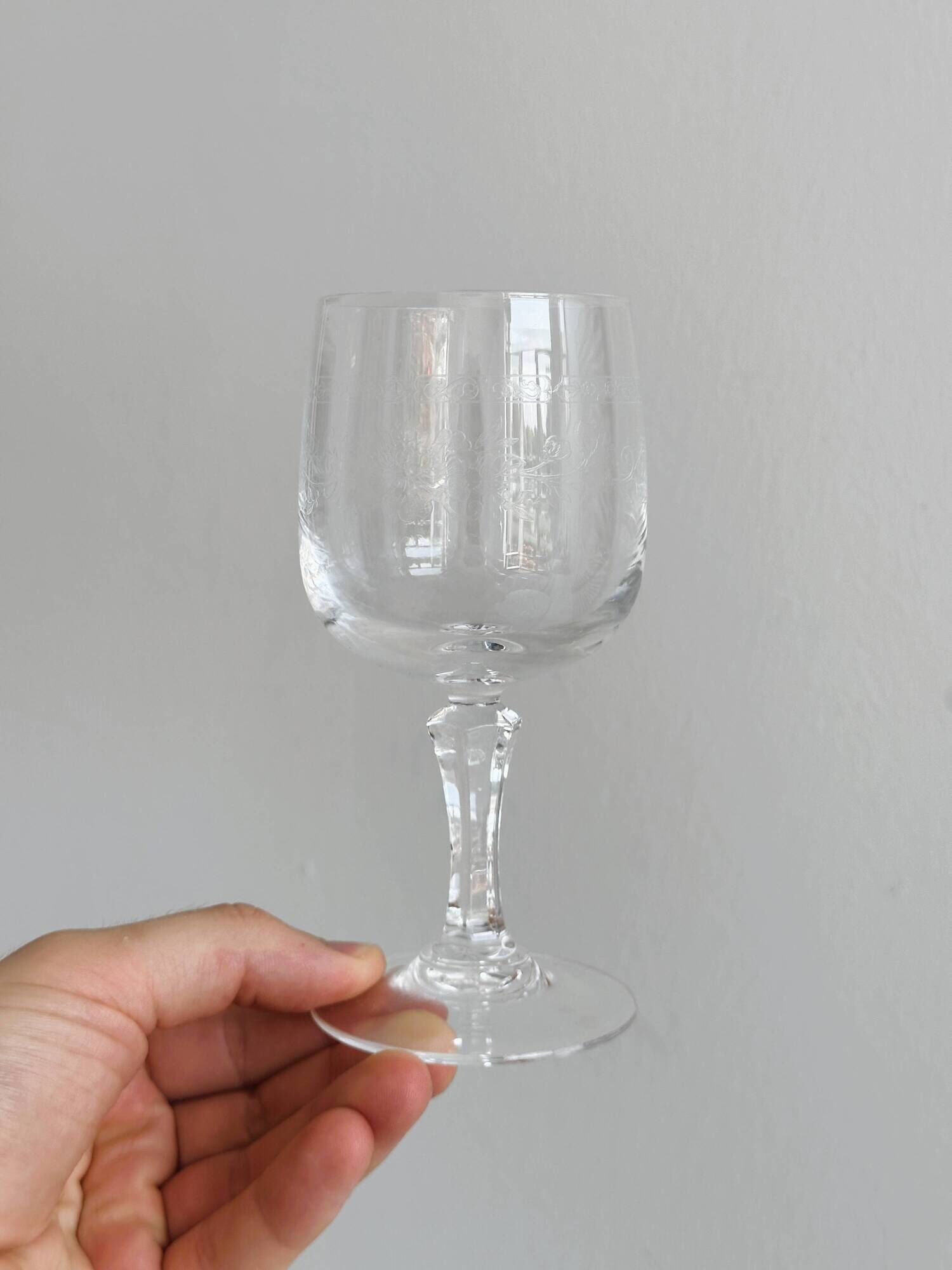 6 white wine glasses in chiseled crystal with floral motifs Matignon model.
