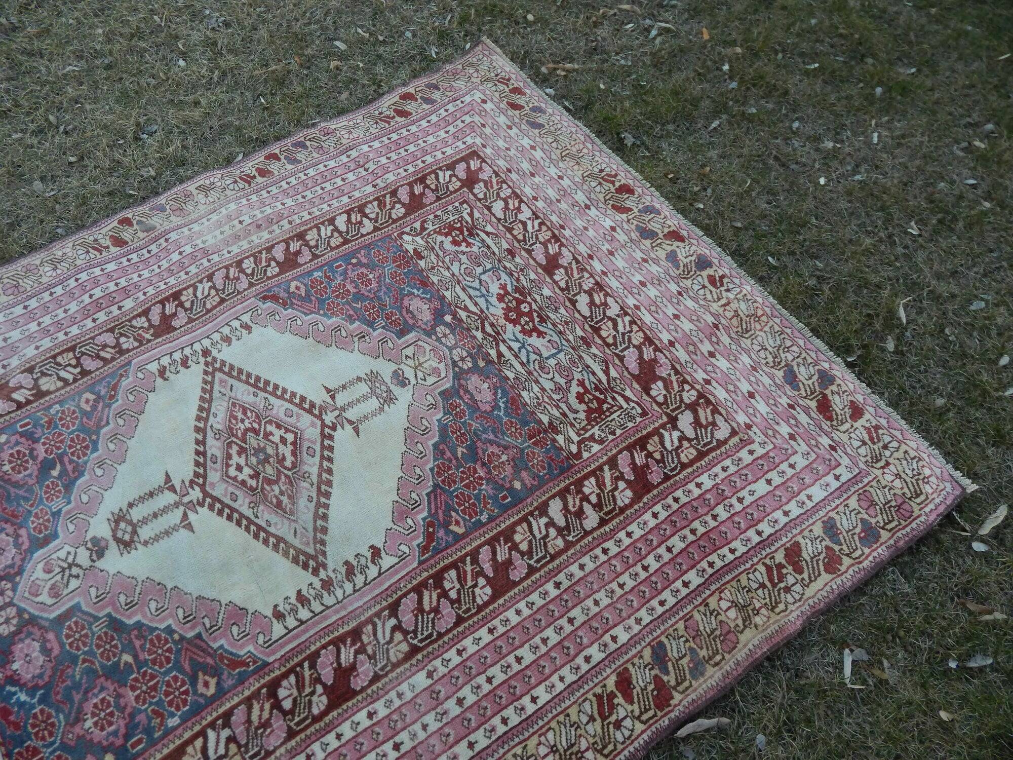 Vintage handmade Turkish rug 134x183 cm