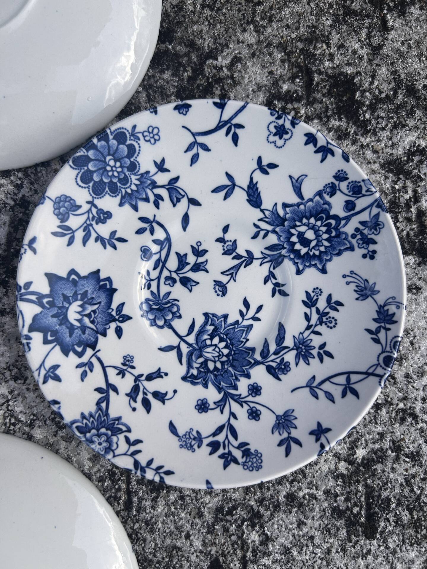 Set of 6 saucers Churchill England 13 cm diameter in porcelain
