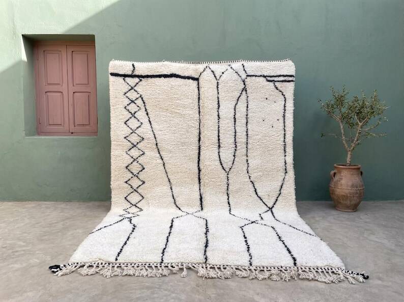 Ecru Moroccan rug with geometric patterns 200cm x 300cm