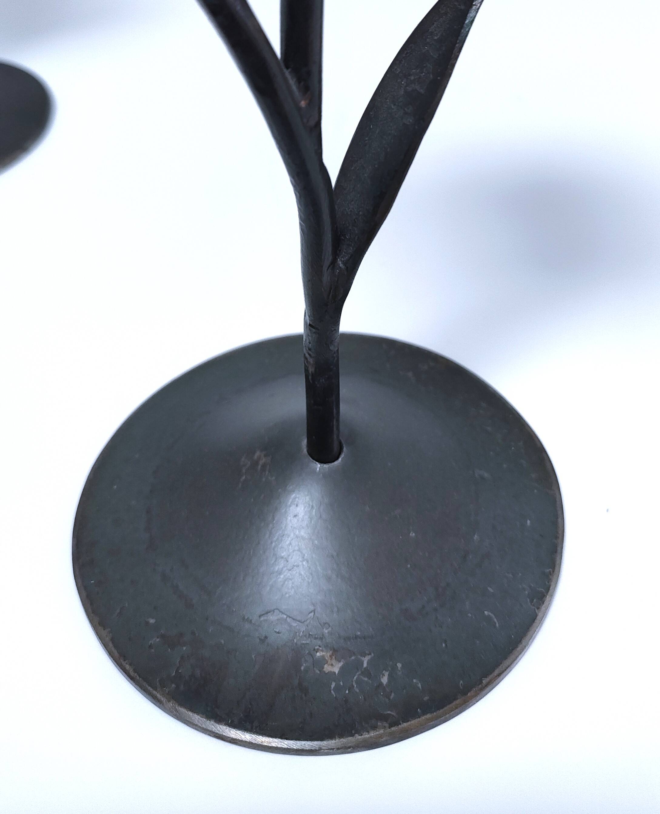 Pair of flower-shaped candlesticks in black metal and copper