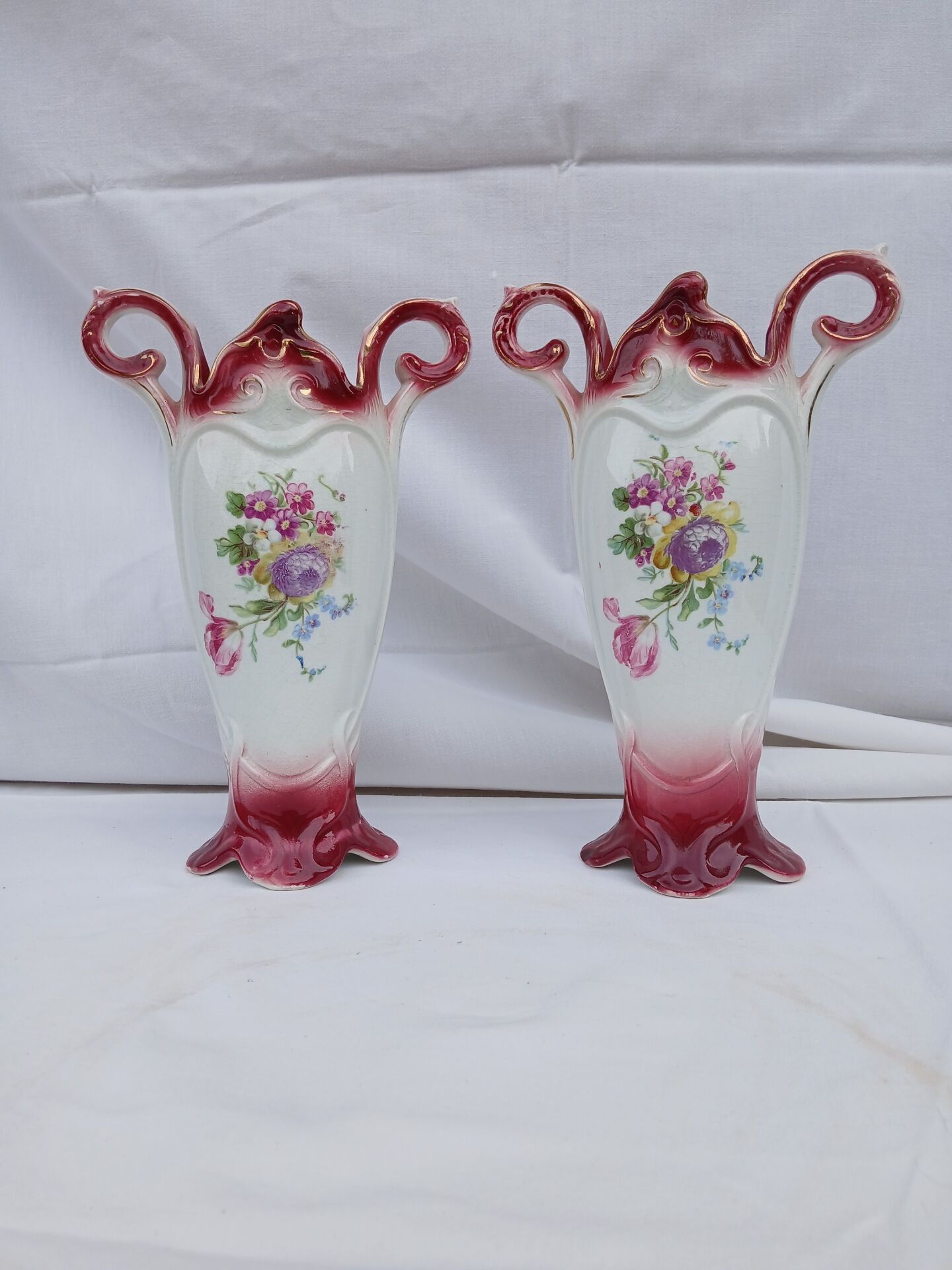 Paire d'anciens vases en barbotine d'Onnaing