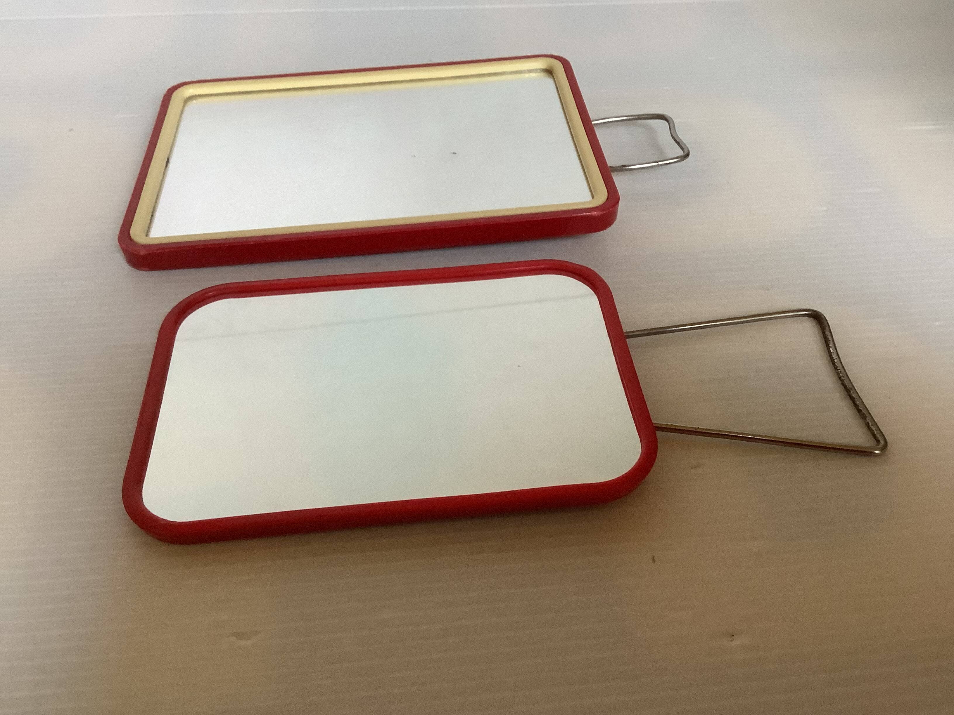 Paire de petits miroirs rouges style barbier
