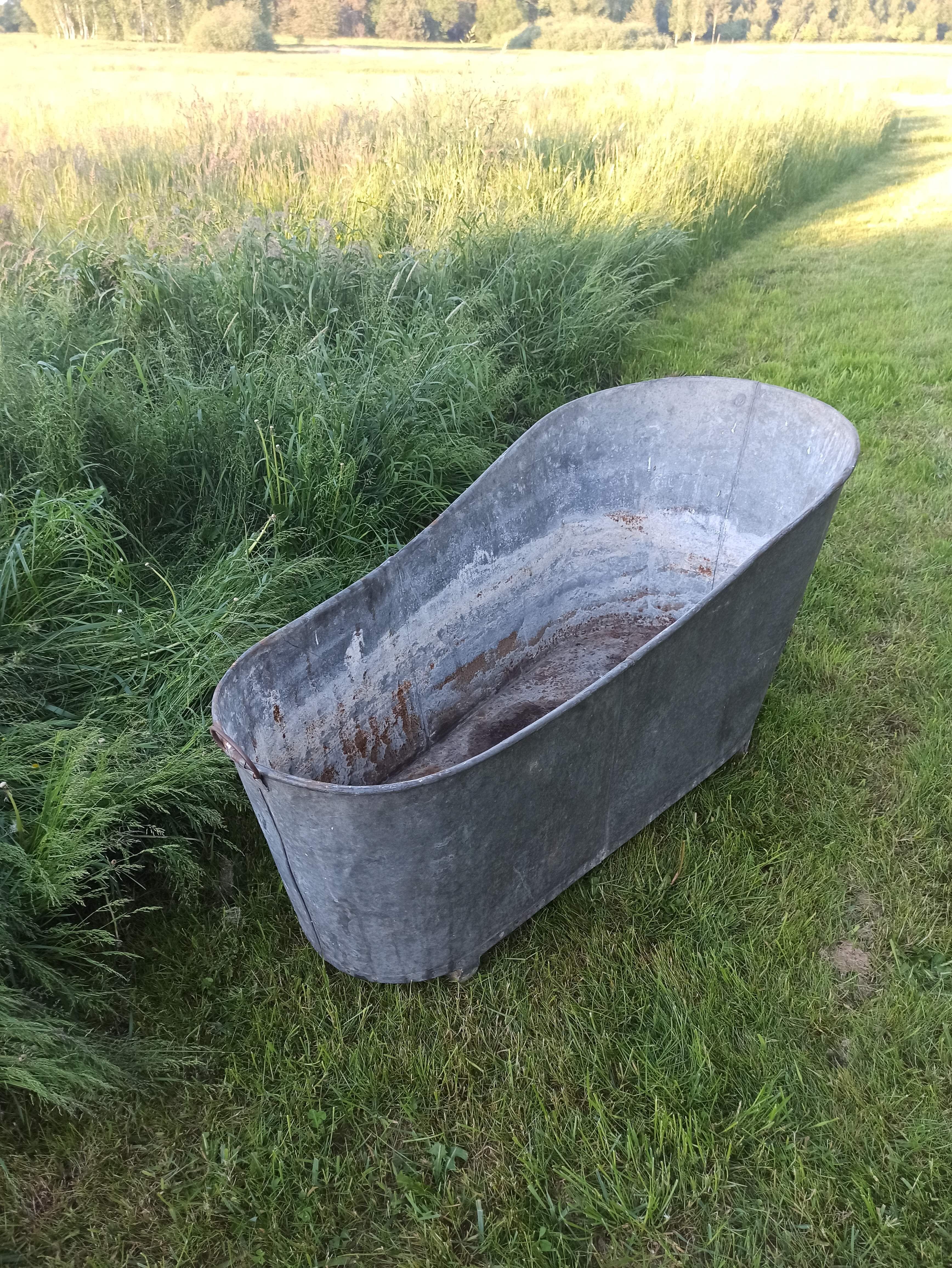 Ancienne baignoire en zinc pour le jardin.