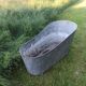 Ancienne baignoire en zinc pour le jardin.
