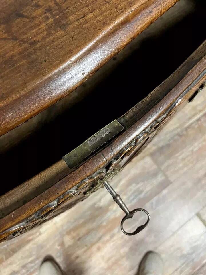 Curved and carved Lyonnaise chest of drawers from the Louis XV period in solid walnut