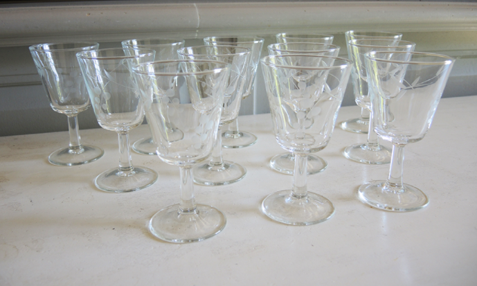 Service of 33 glasses on foot & carafe