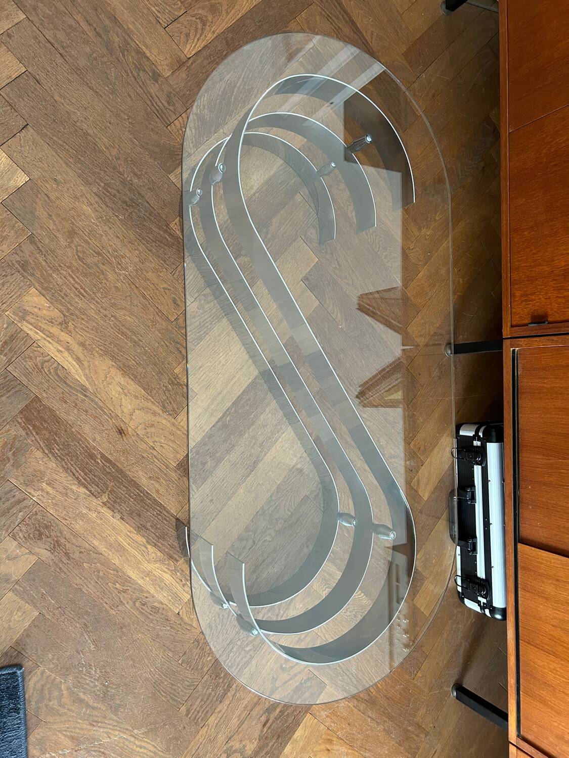 70s design oval coffee table in glass with chrome legs.