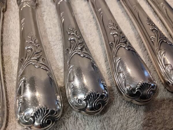 12 couteaux de table en métal argenté orfèvre Christofle Marly