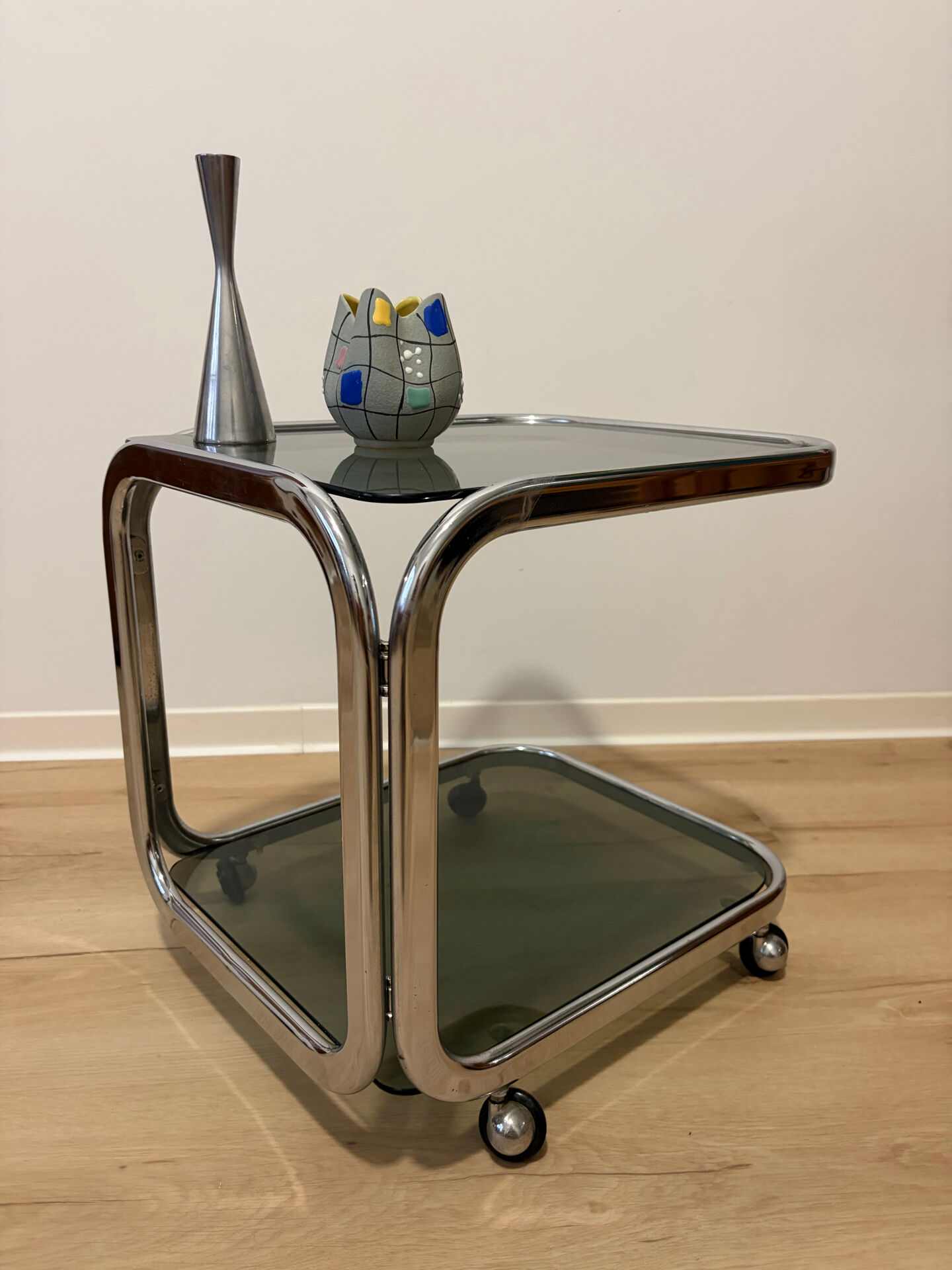 Chrome/glass smoke design Space Age dessert table