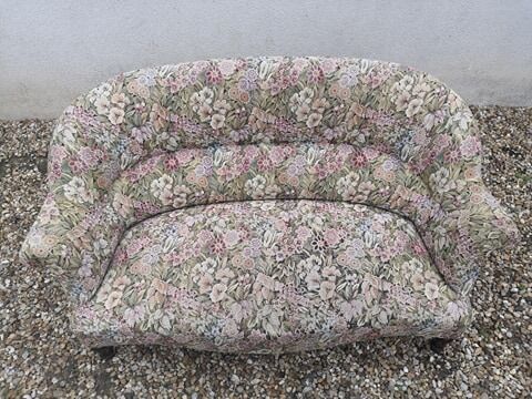 Vintage toad bench sofa with flowers