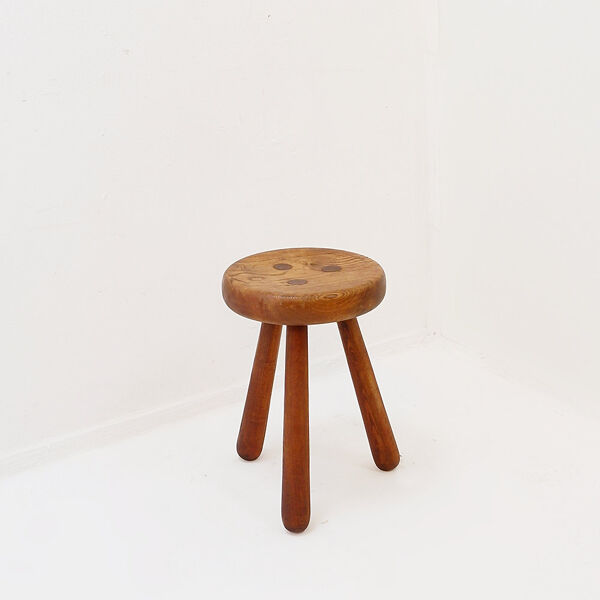 Tabouret tripode brutaliste en bois massif, vers 1960
