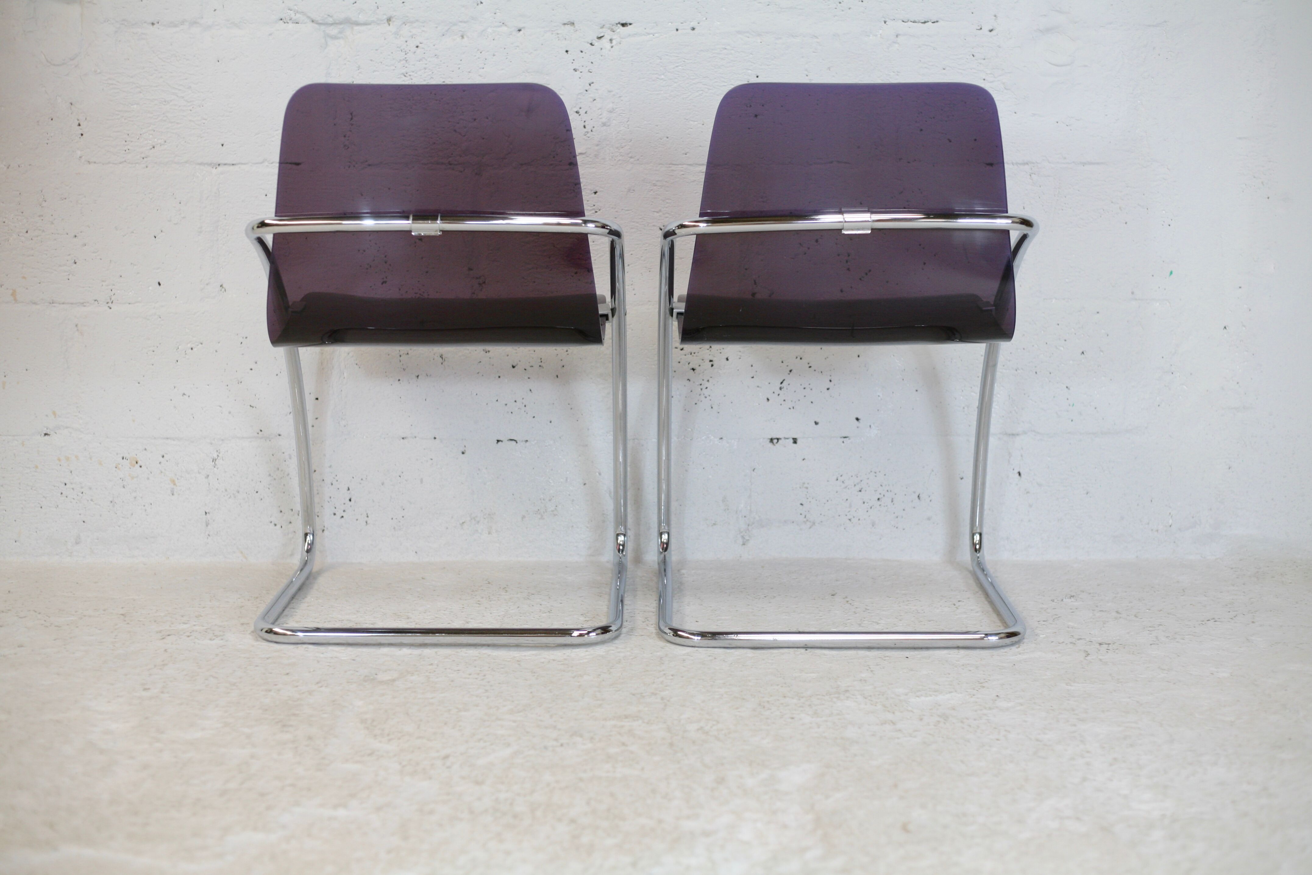 Pair of chairs by Yves Christin, tubular steel, purple plexiglass. Ed. Airborne, France cira 1970