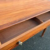 Bureau ancien en pitchpin, pieds tournés, tiroir – superbe patine