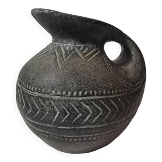 Vintage native american jug pot with geometric patterns in green / gray tones