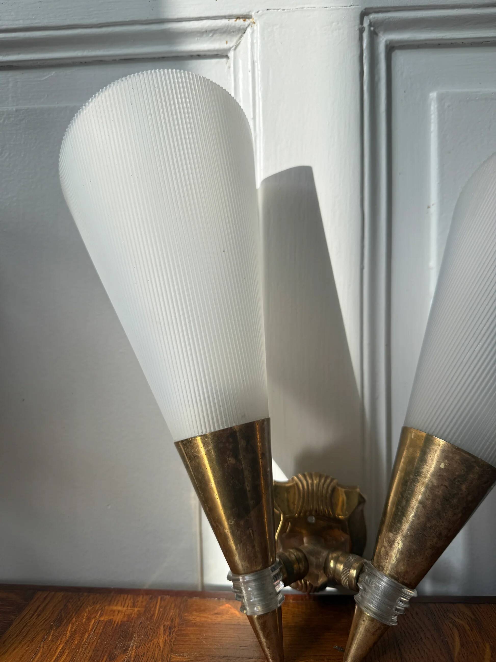 Wall lamp in brass and plastic