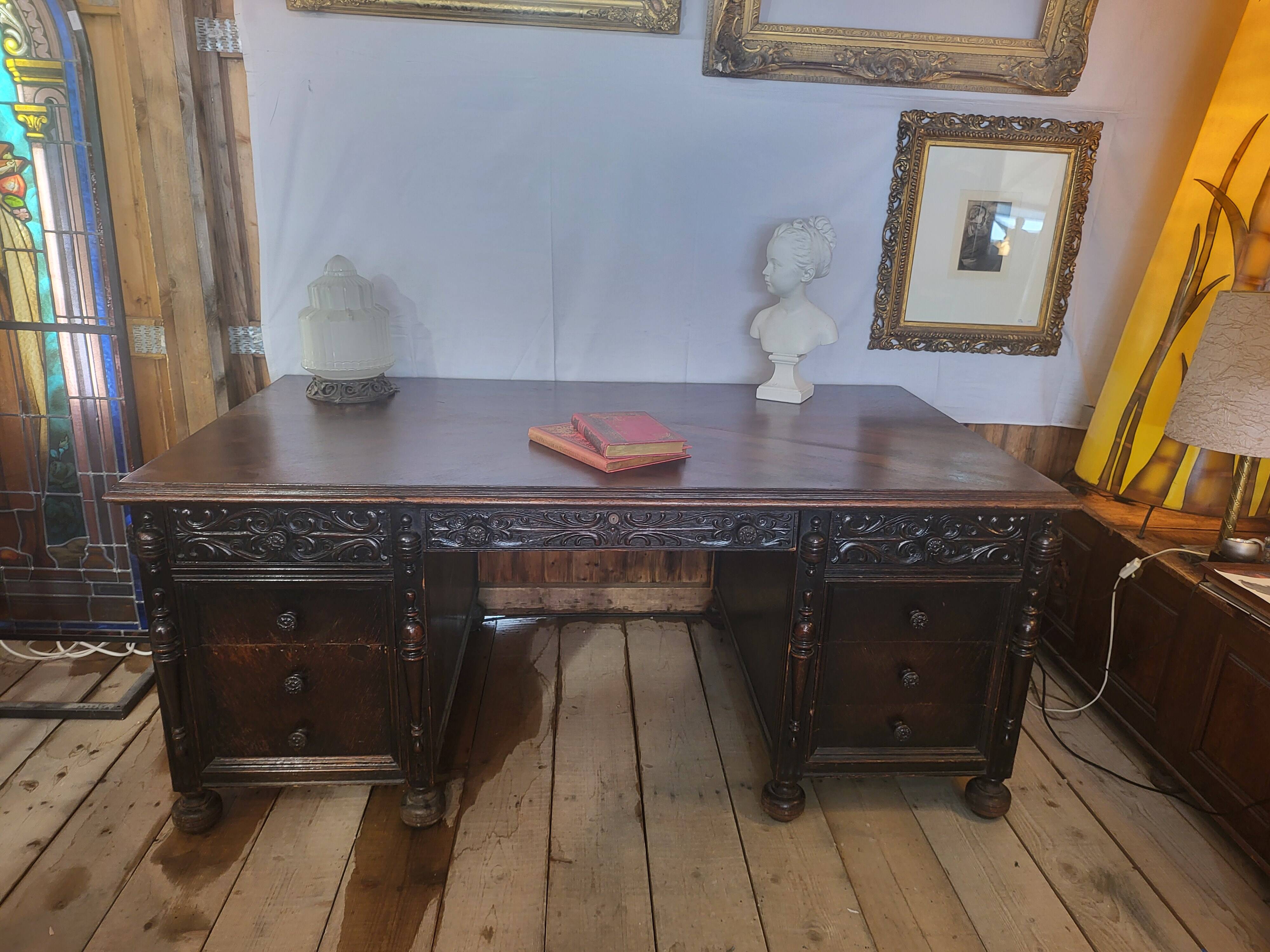 Grand Bureau Américain toutes faces Sculpté "Leopold Desk Co." – Circa 1920
