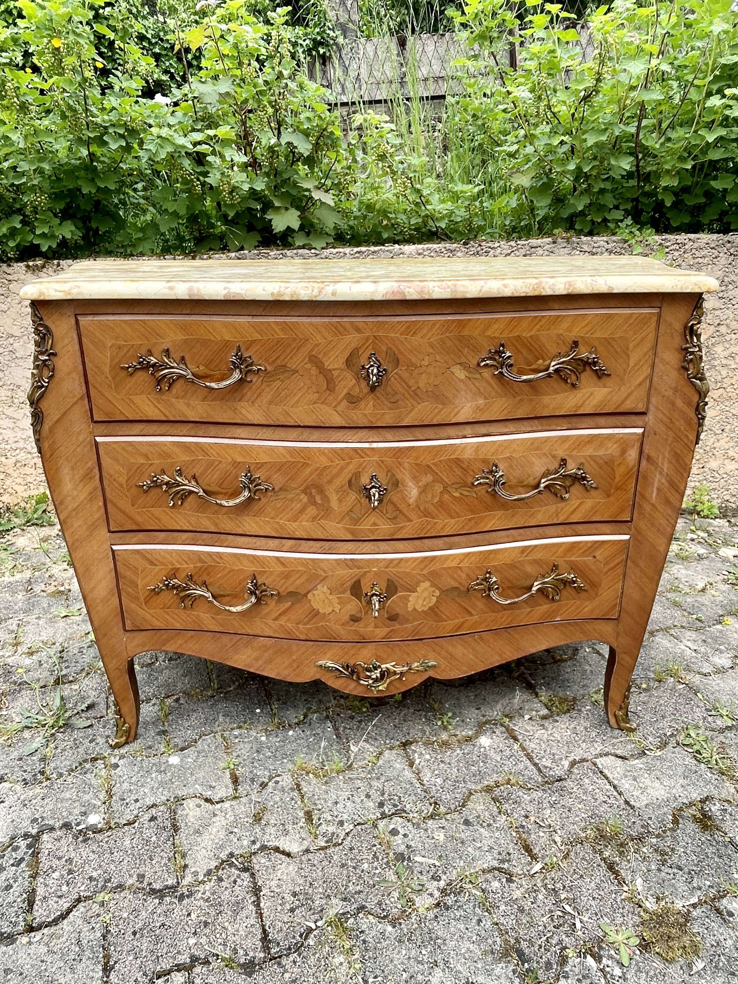 Louis XV style commode in marquetry, 20th century.