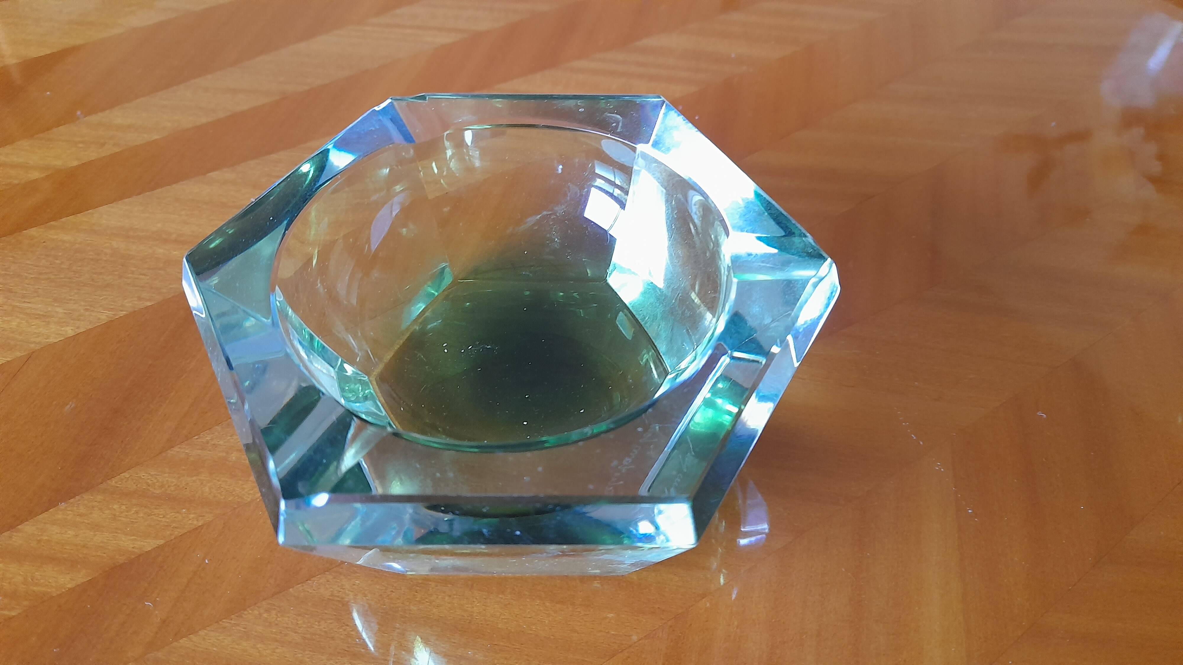 Cendrier en cristal ou verre avec de superbes reflets bleu vert