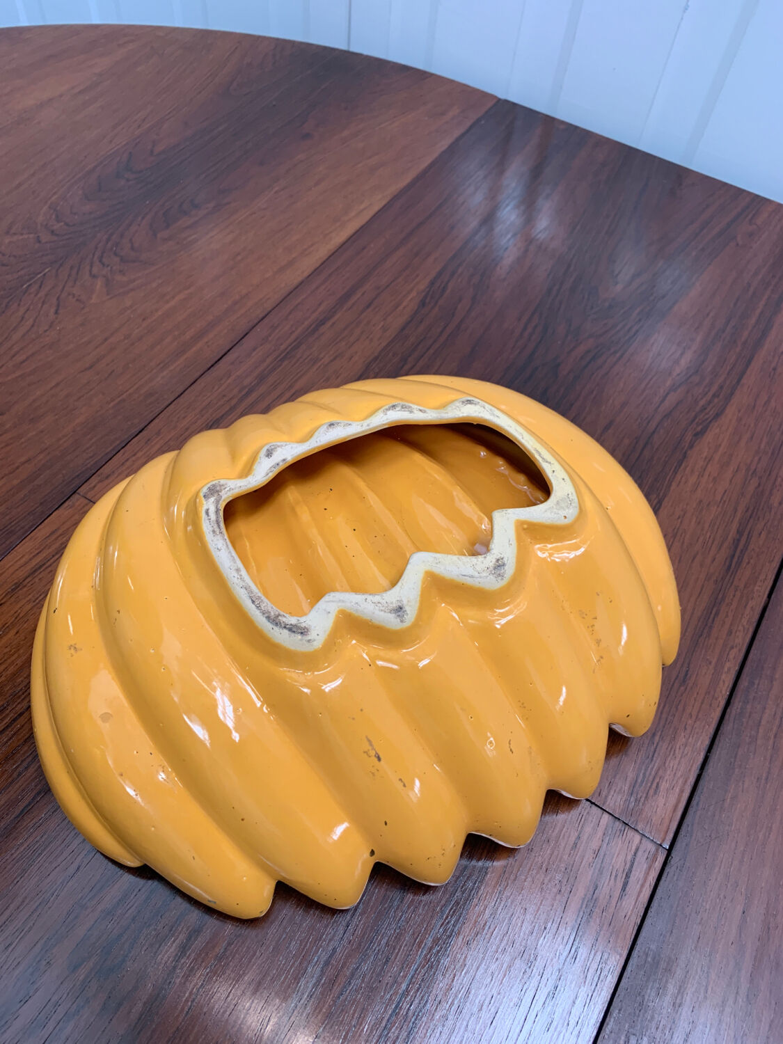 Banana-shaped basket