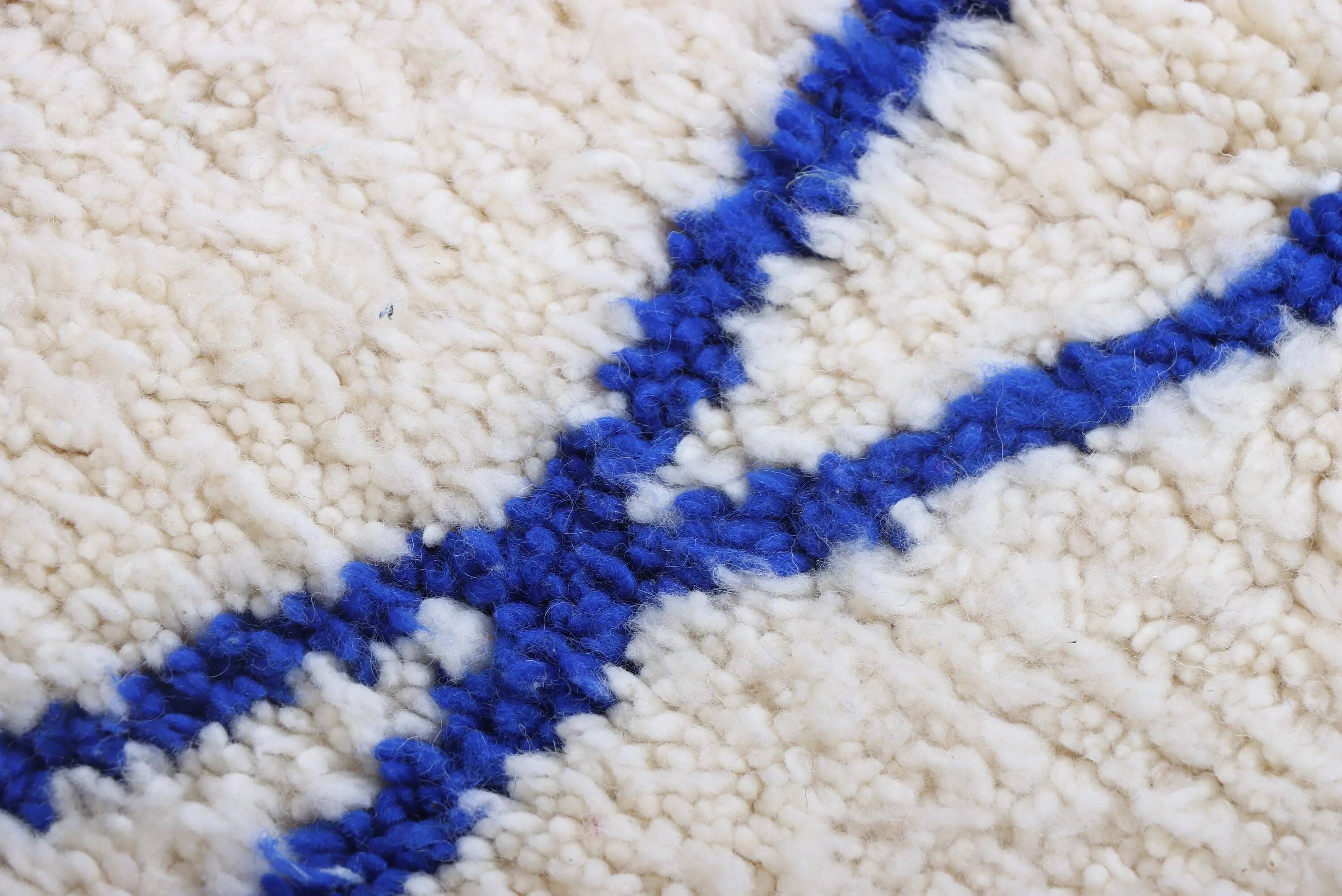 Handmade Moroccan wool rug, large size 250x150 cm, handcrafted.