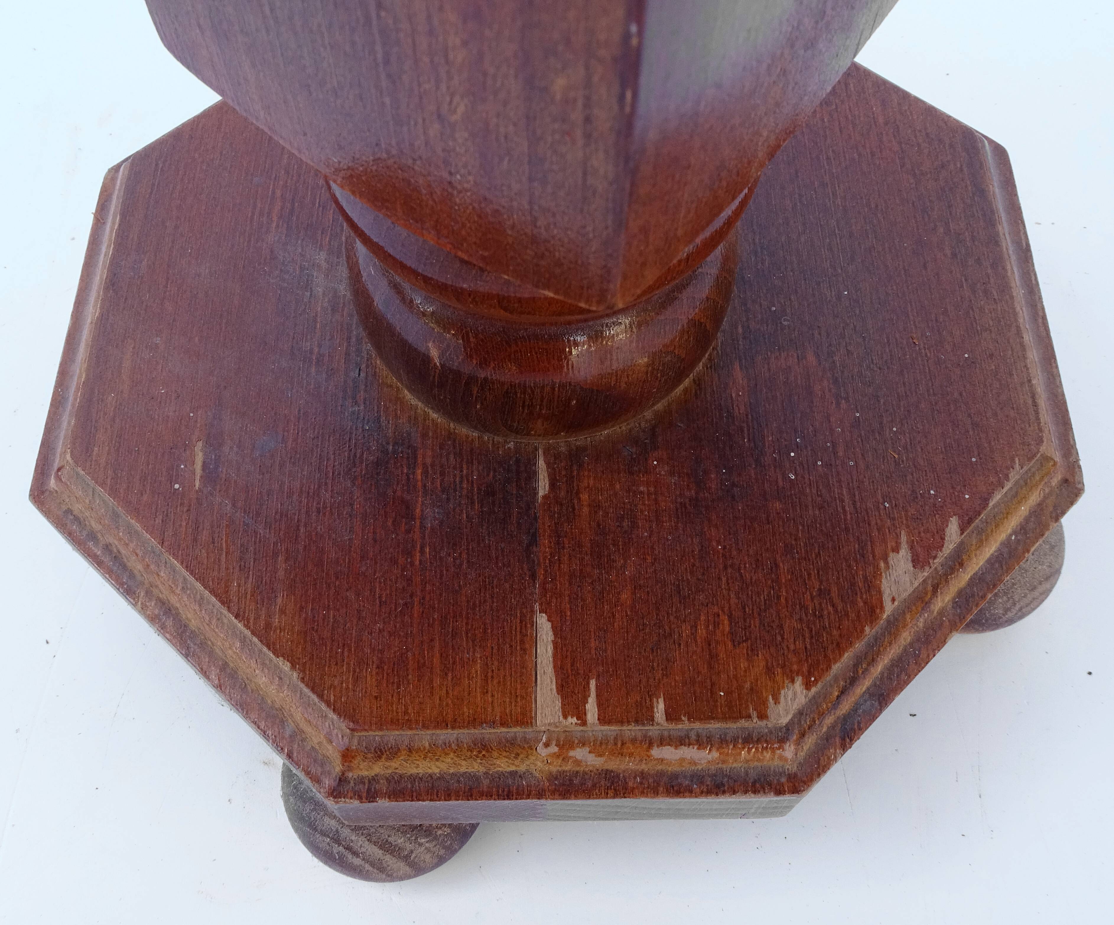 Balustered pedestal table