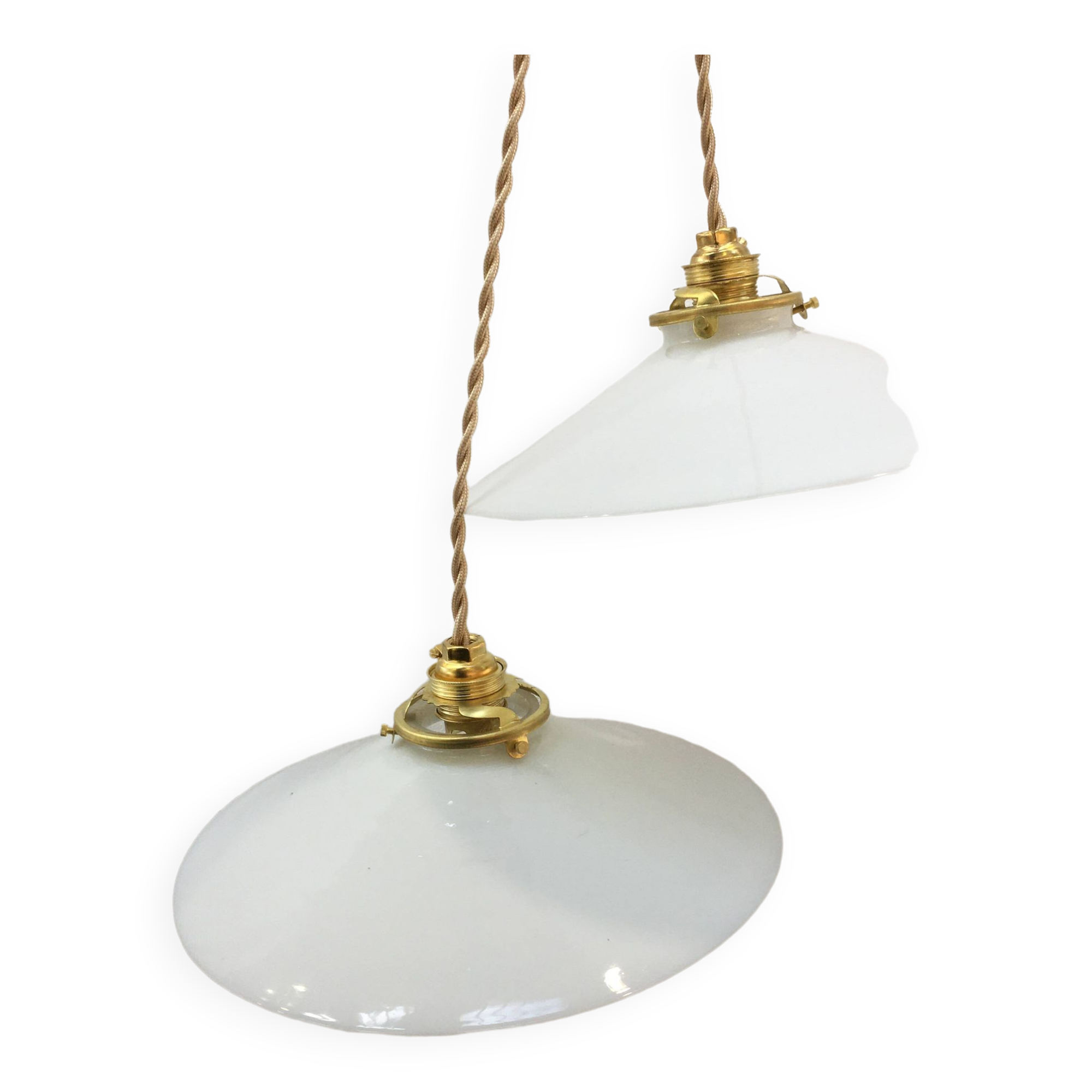 Série de deux suspensions vintage en opaline blanche