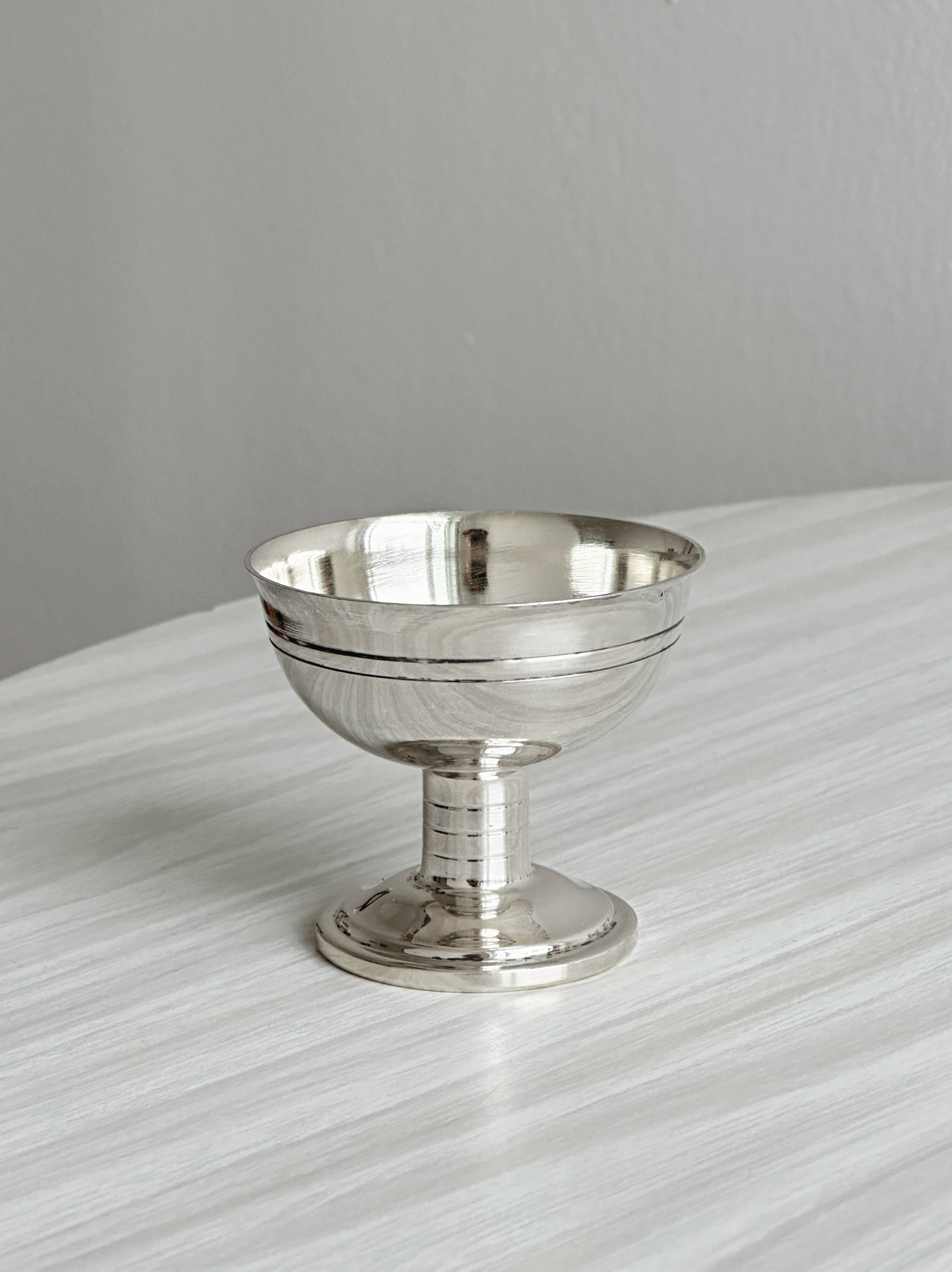 6 coupelles à dessert sur pied en métal brillant